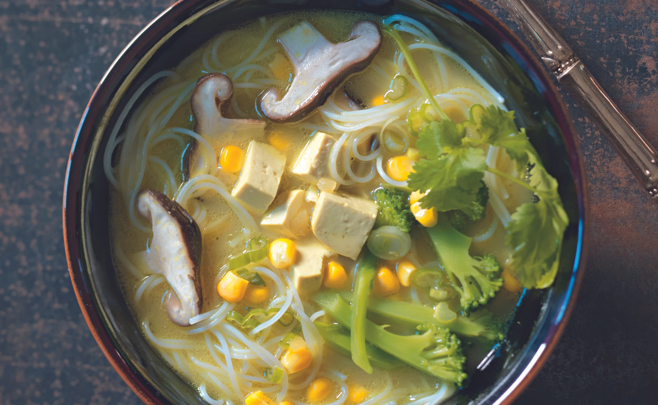 Thai-Nudeltopf mit Tofu und Shiitake-Pilzen