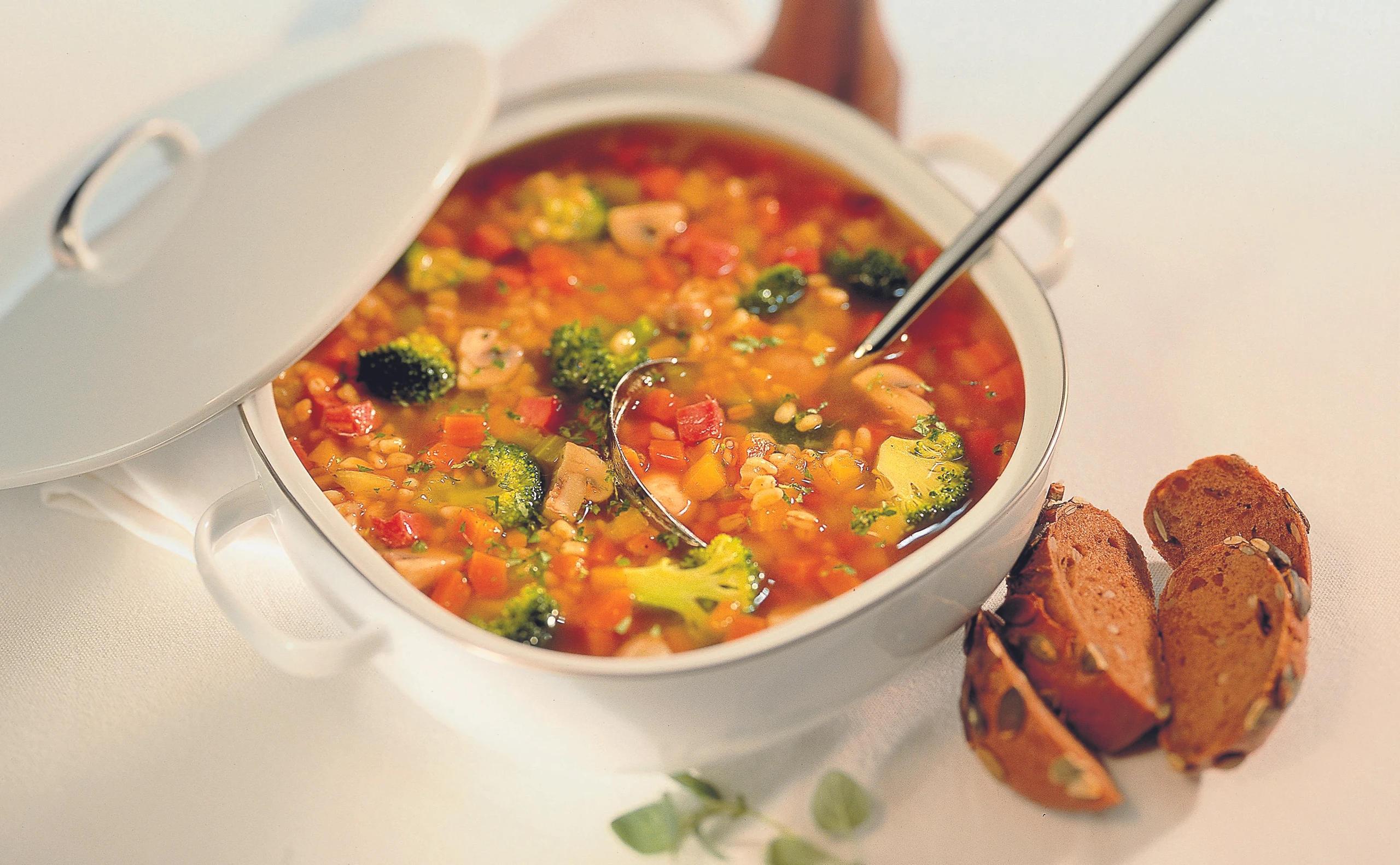 Zartweizensuppe mit Selchfleisch und Schwammerln