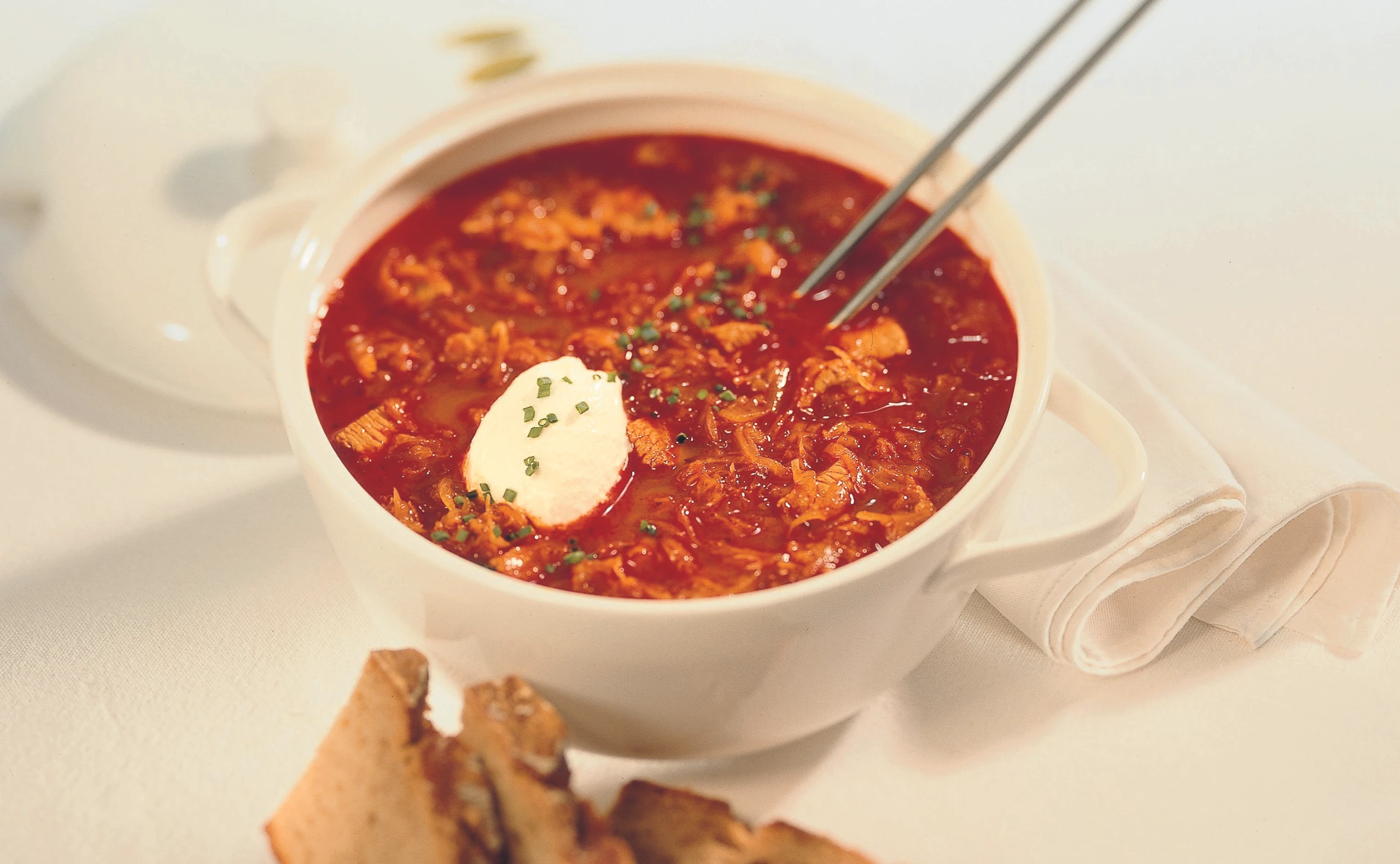 Gulaschsuppe mit Rindfleisch und Erdäpfeln
