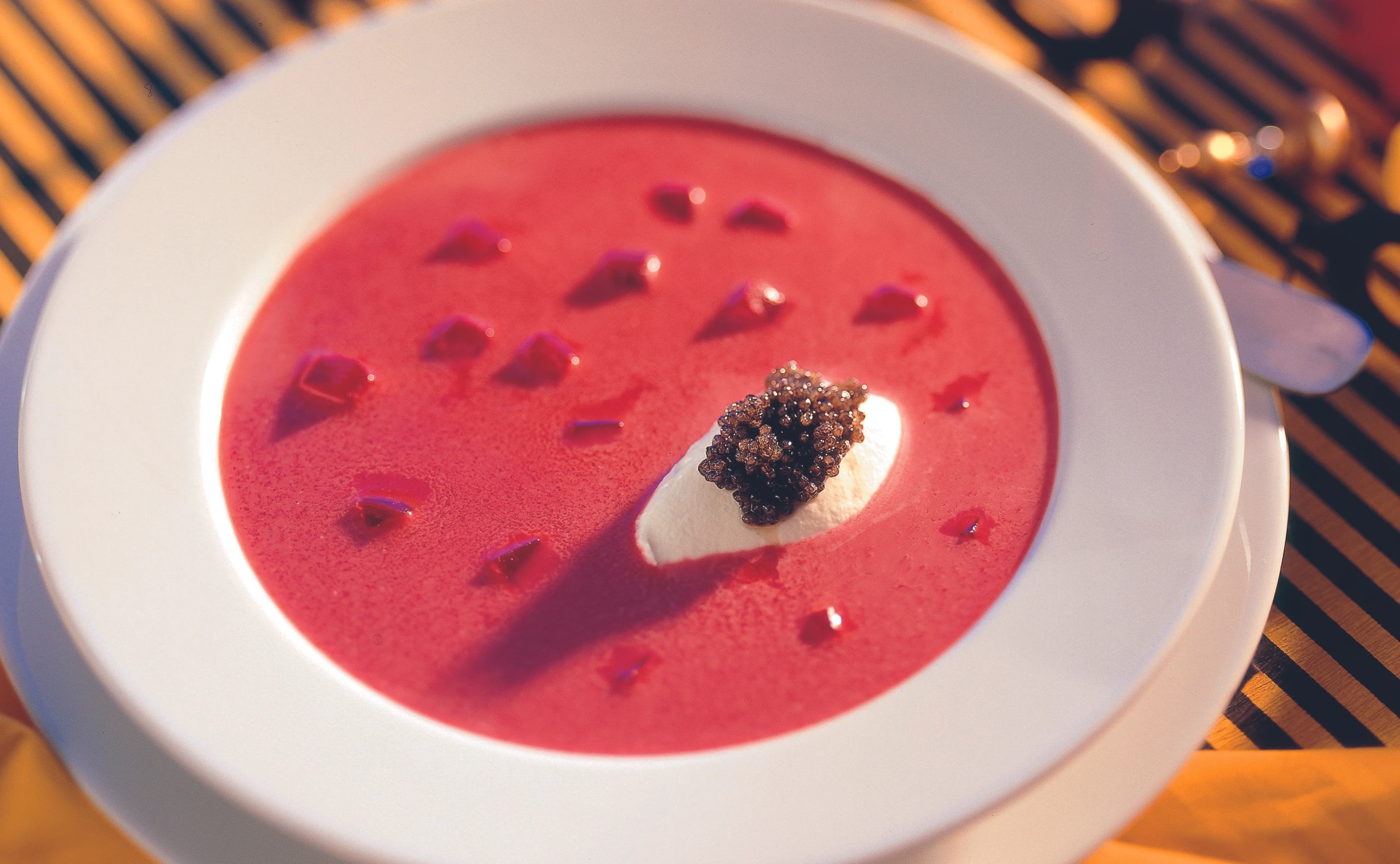 Rote Rübensuppe mit Kaviar