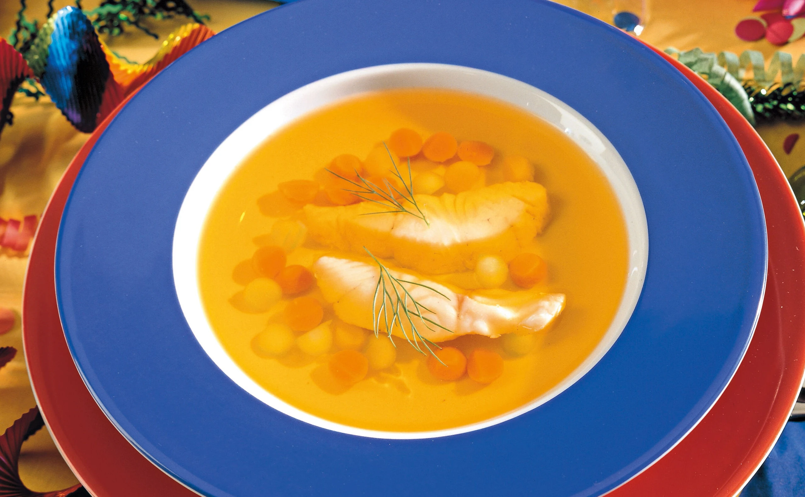 Klare Fischsuppe mit Zander und Gemüseperlen