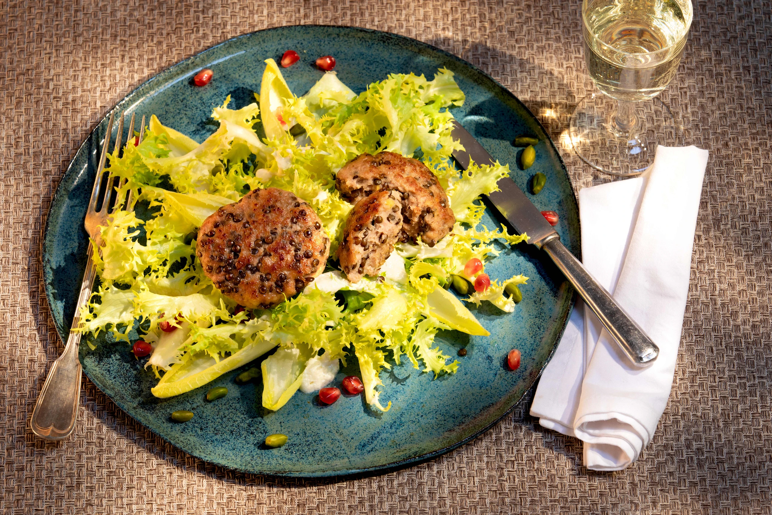 Fleisch-Linsenlaibchen mit Salat