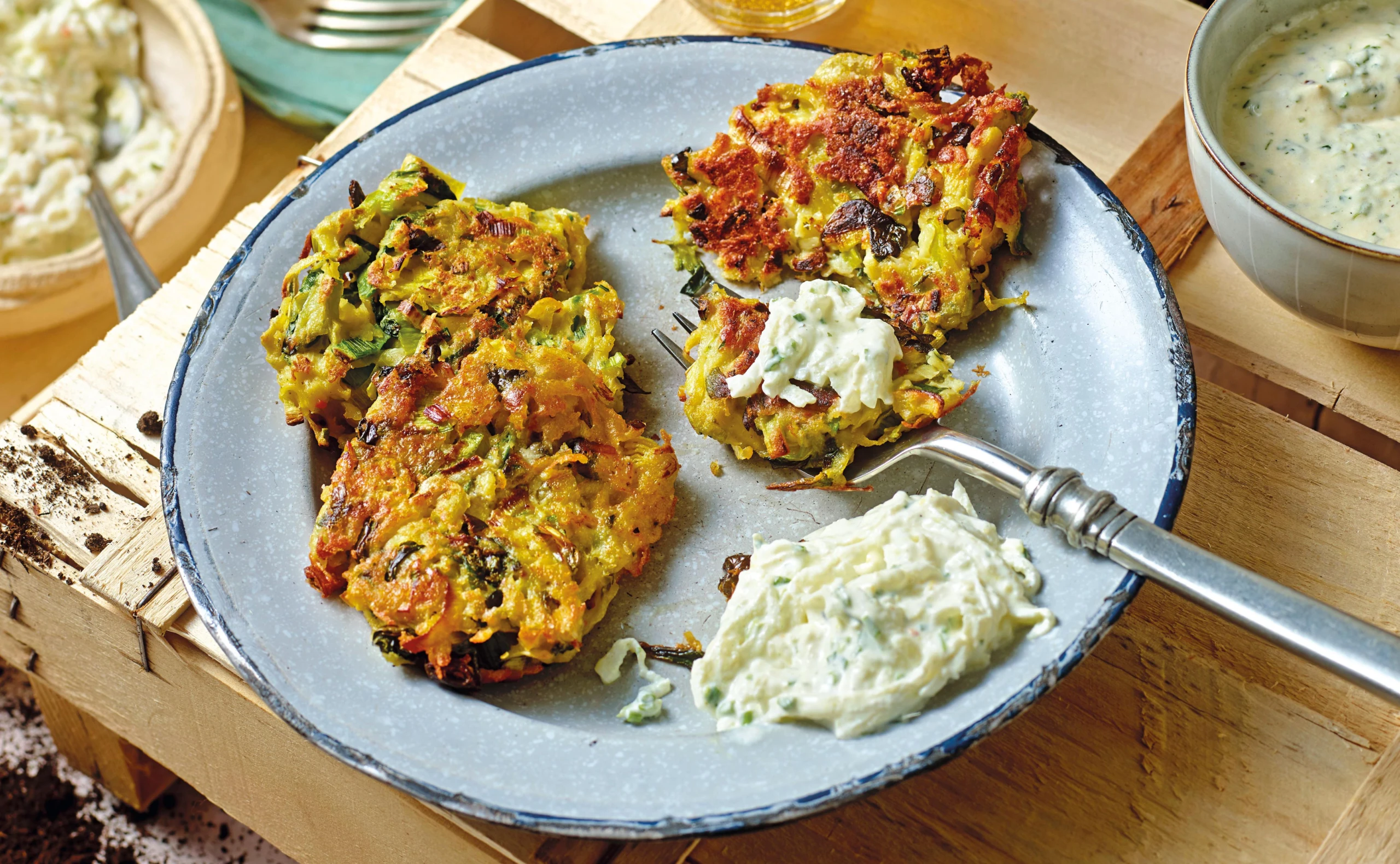 Erdäpfel-Lauchpuffer mit Gorgonzola und Kresse-Apfelmayonnaise