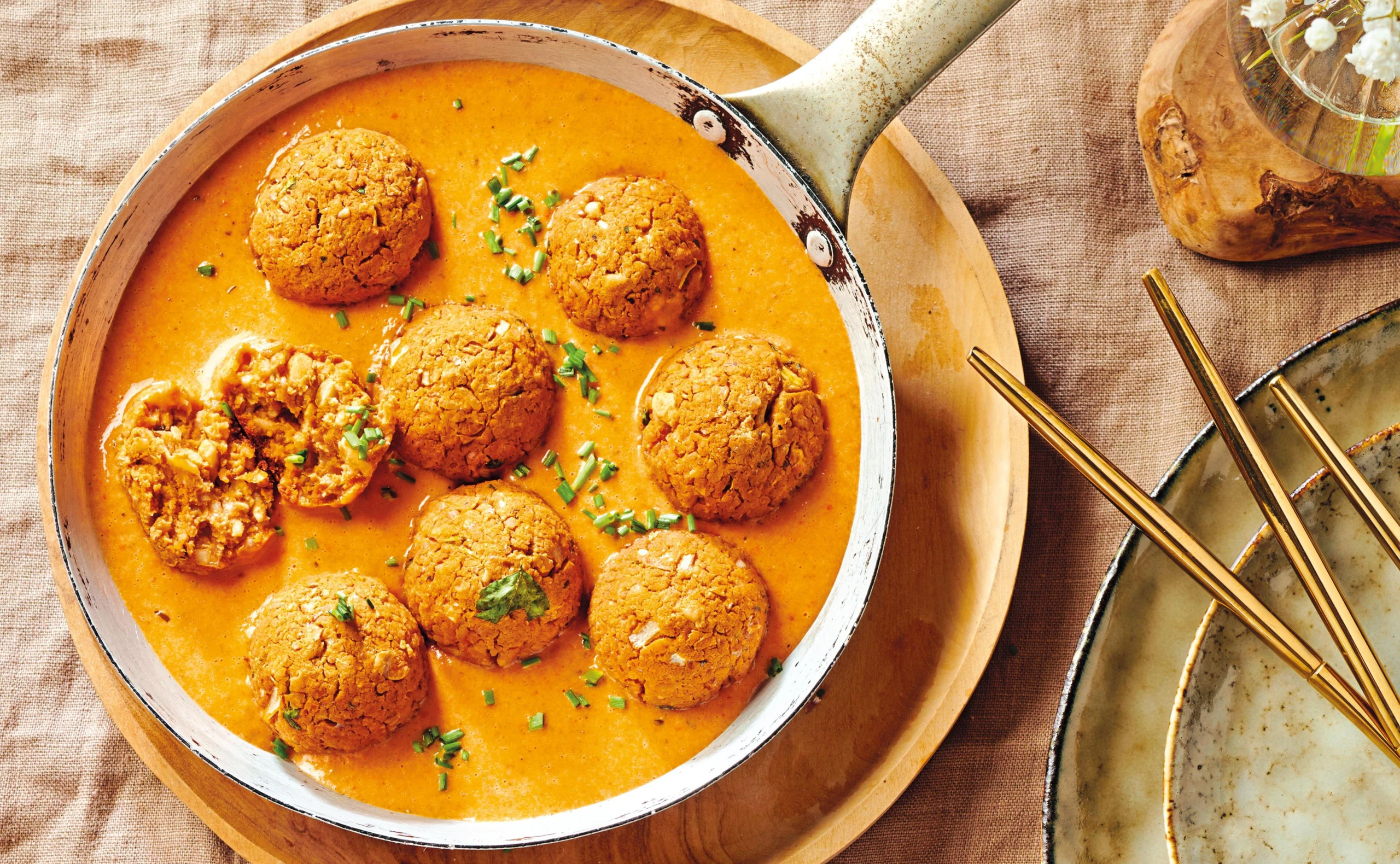 Kichererbsen-Bällchen mit Paprikasauce und Parmesan-Erdäpfeln