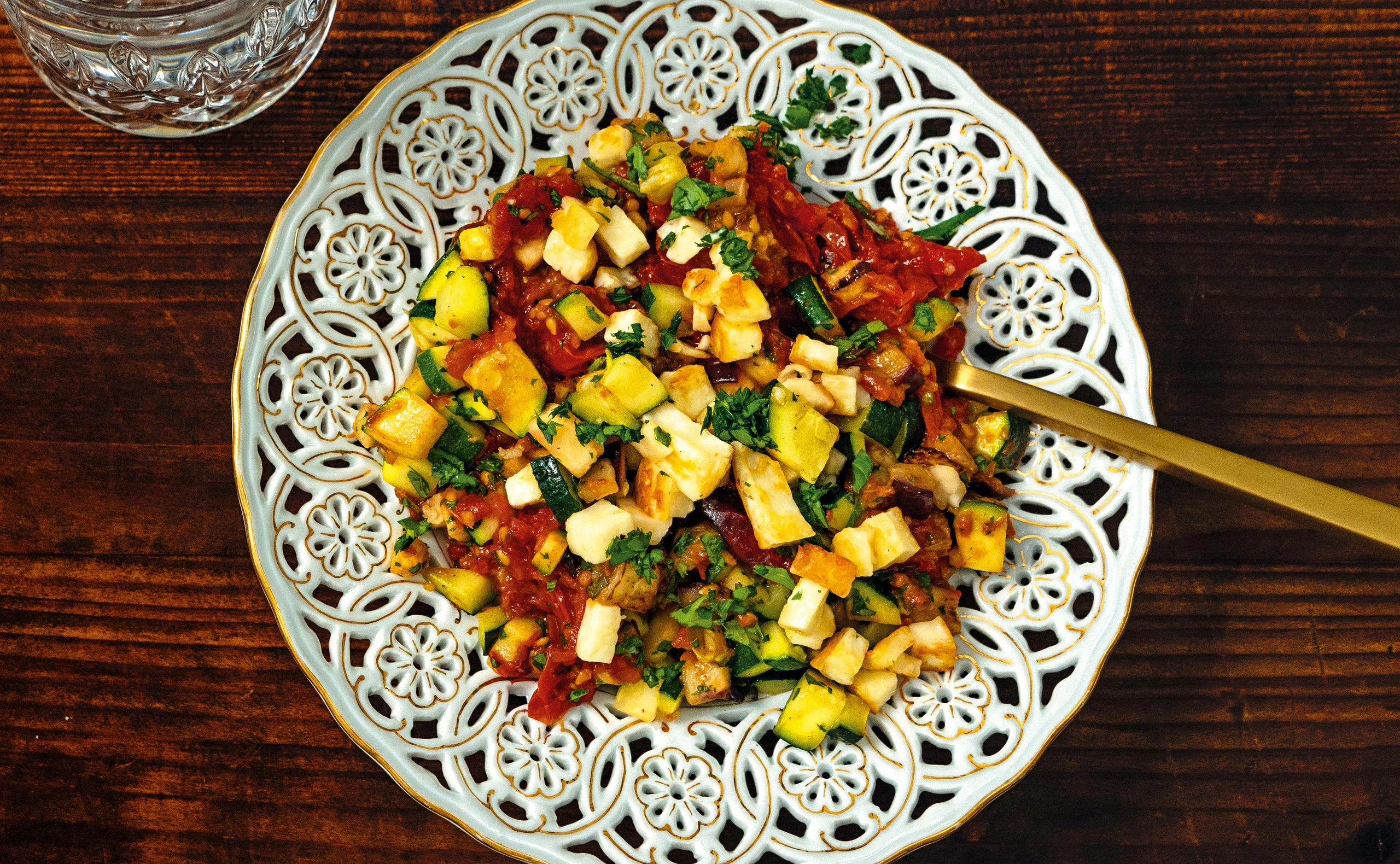 Schmorparadeiser mit Melanzani-Zucchinigemüse und Halloumi