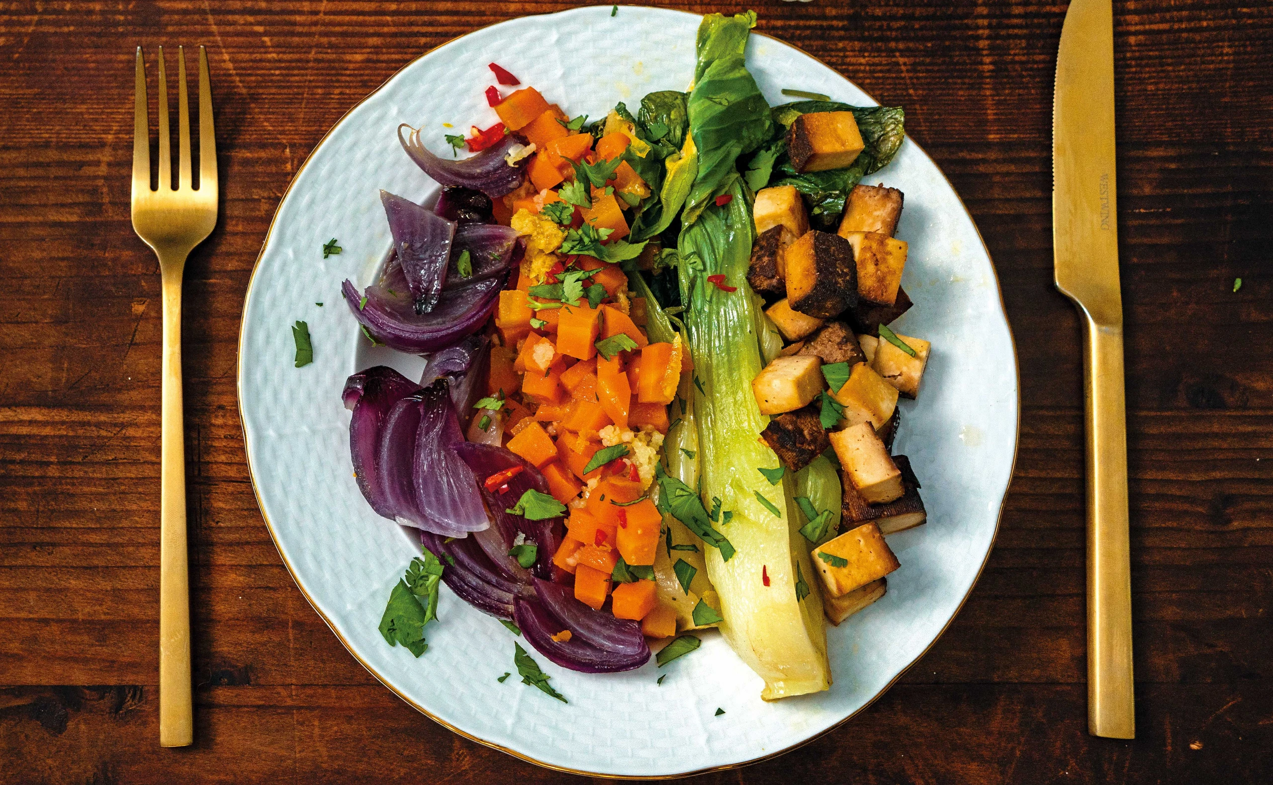 Pak Choi mit Karotten, Tofu, Ingwer und Koriander