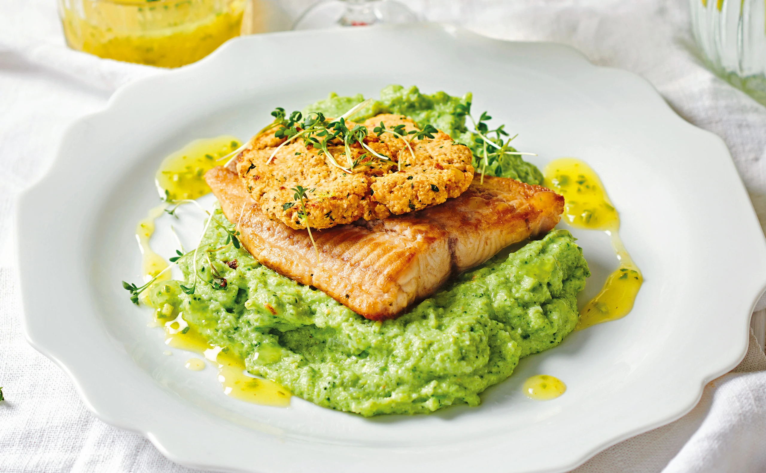 Welsfilet mit Räucherlachskruste und Brokkolipüree