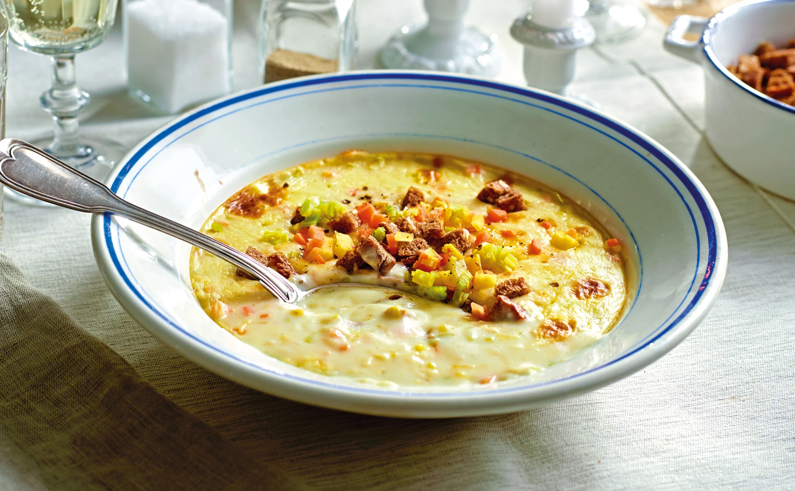Überbackene Gemüse-Käsesuppe mit Croûtons