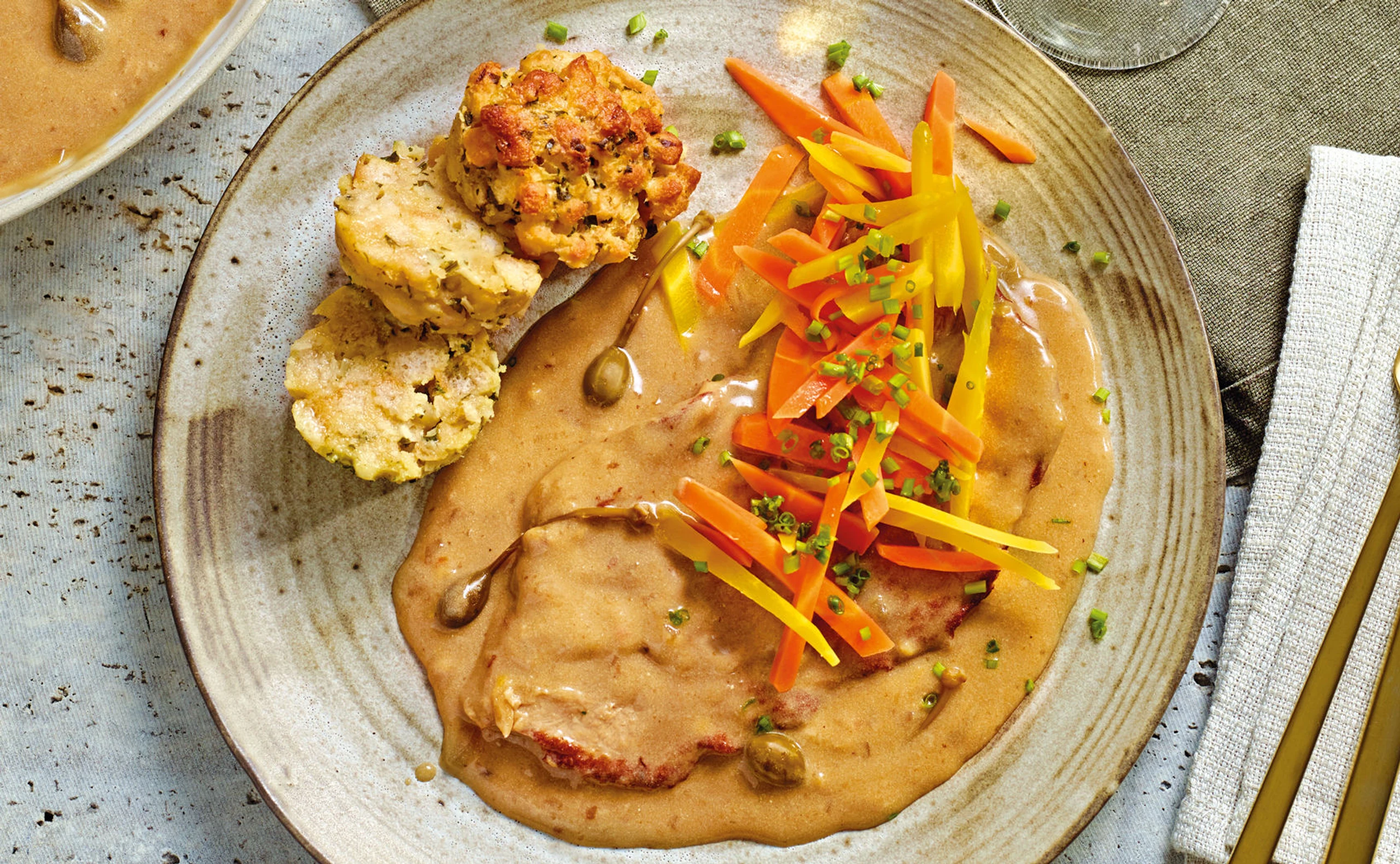 Kalbsschnitzel mit Rahmsauce und Semmelauflauf