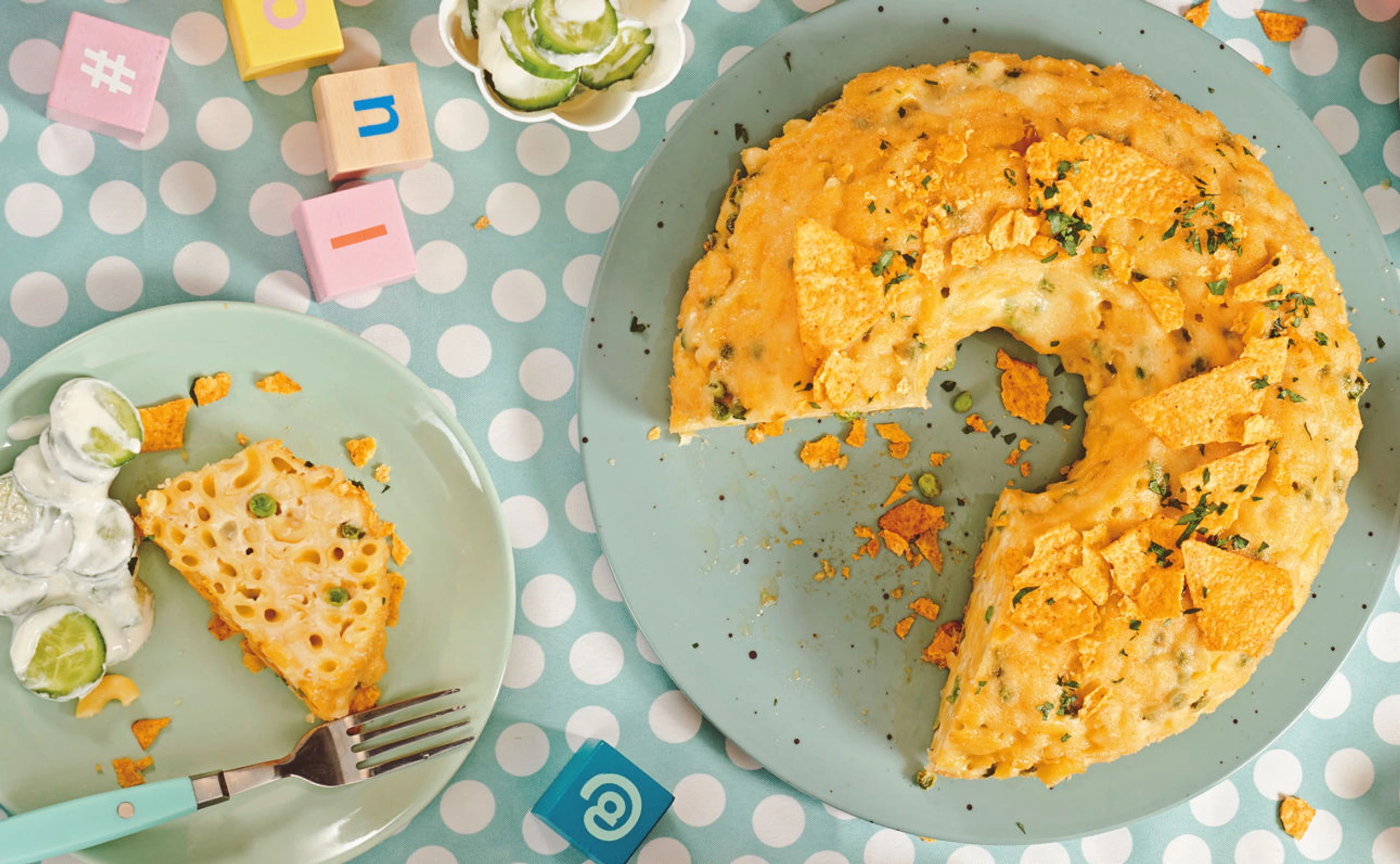 Hörnchenauflauf mit Käse und Erbsen