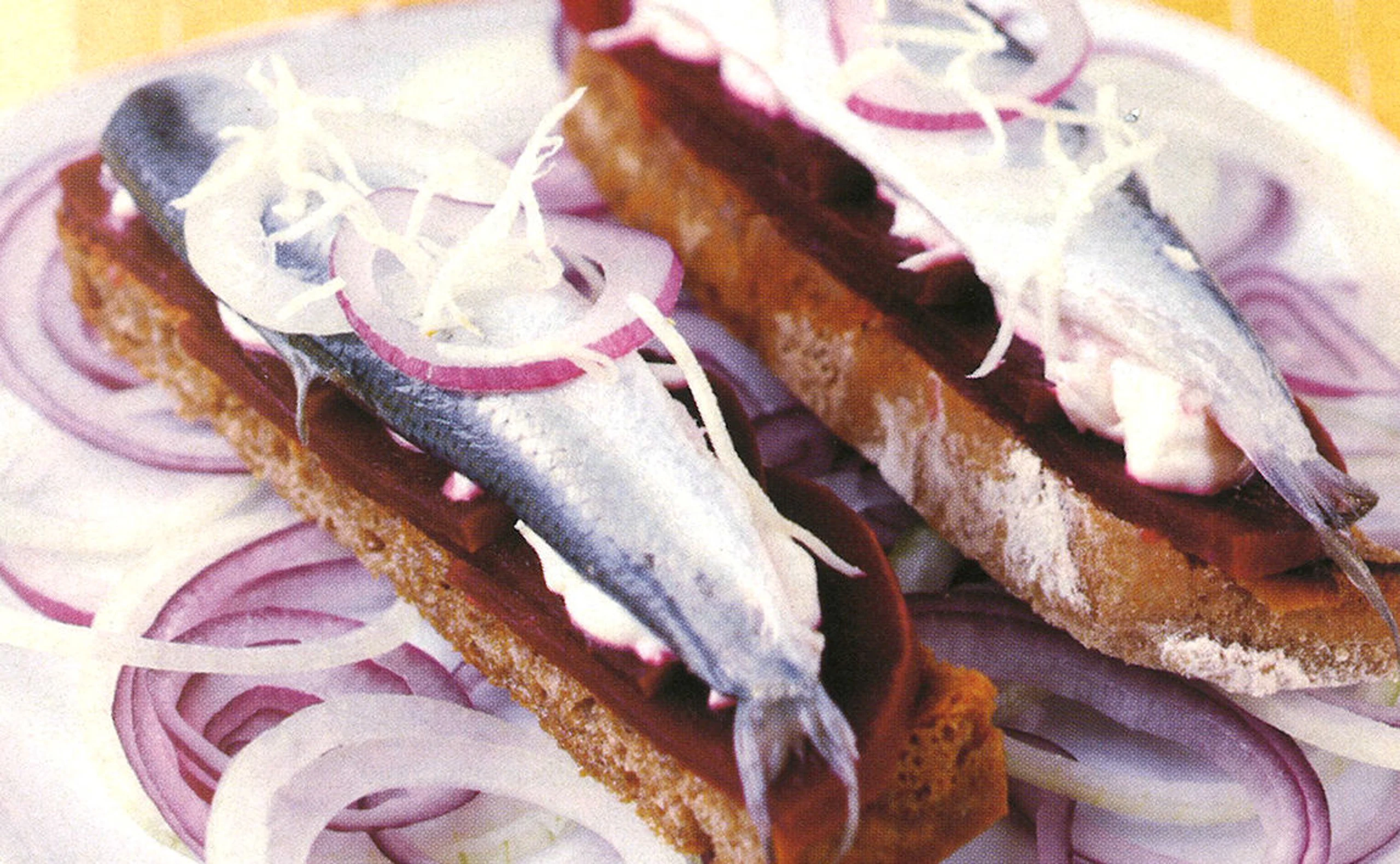 Geröstete Heringsbrötchen mit Roten Rüben und Krensauce