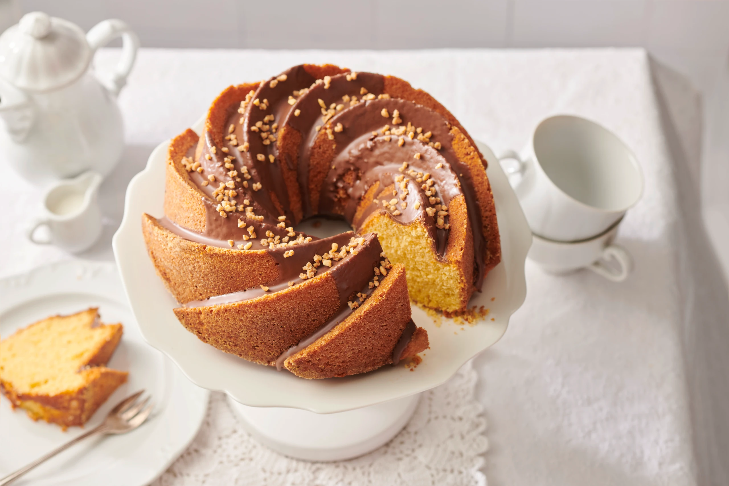 Orangen-Gugelhupf mit Schokoglasur und Krokant