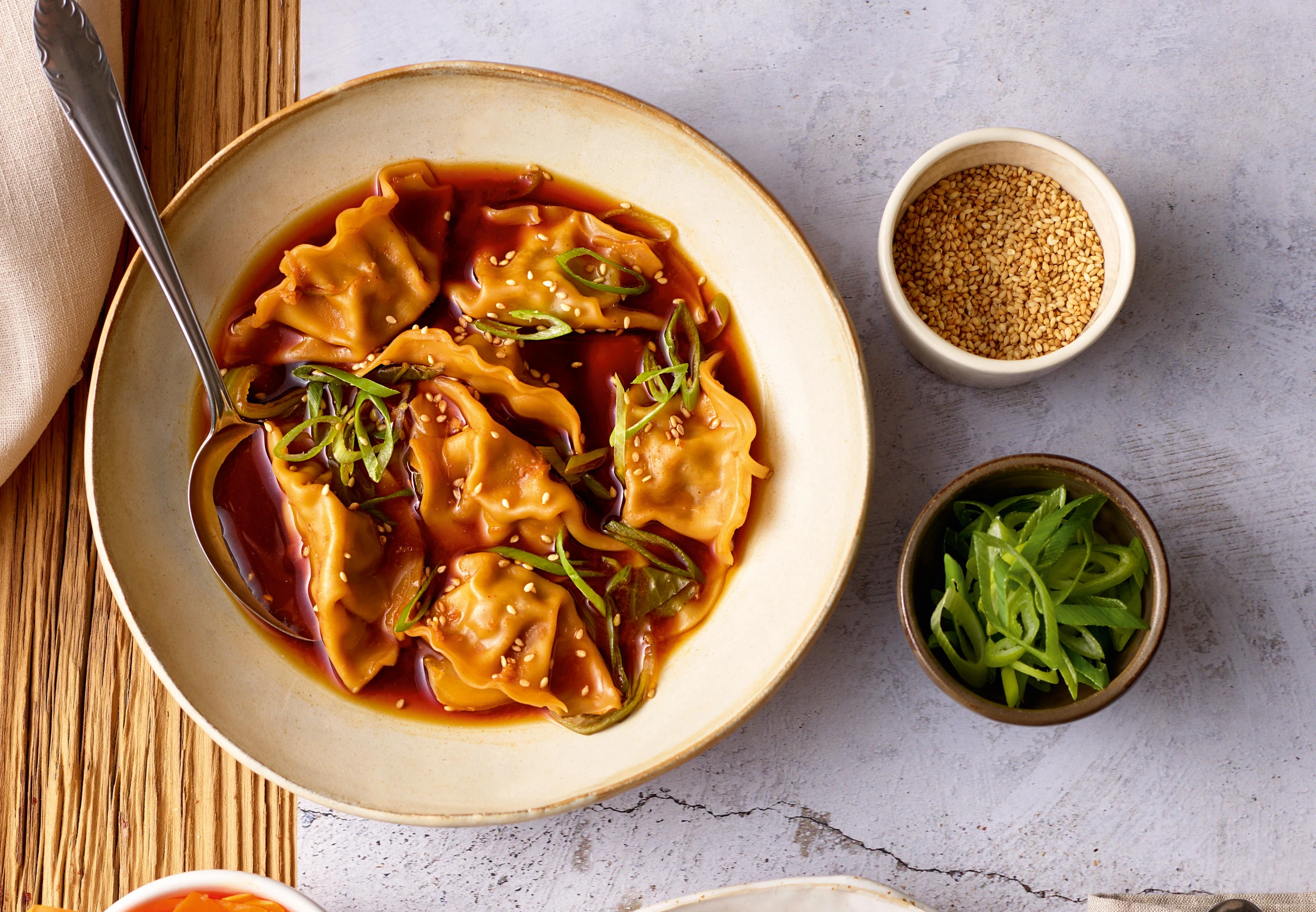 Dumpling-Misosuppe mit Jungzwiebeln