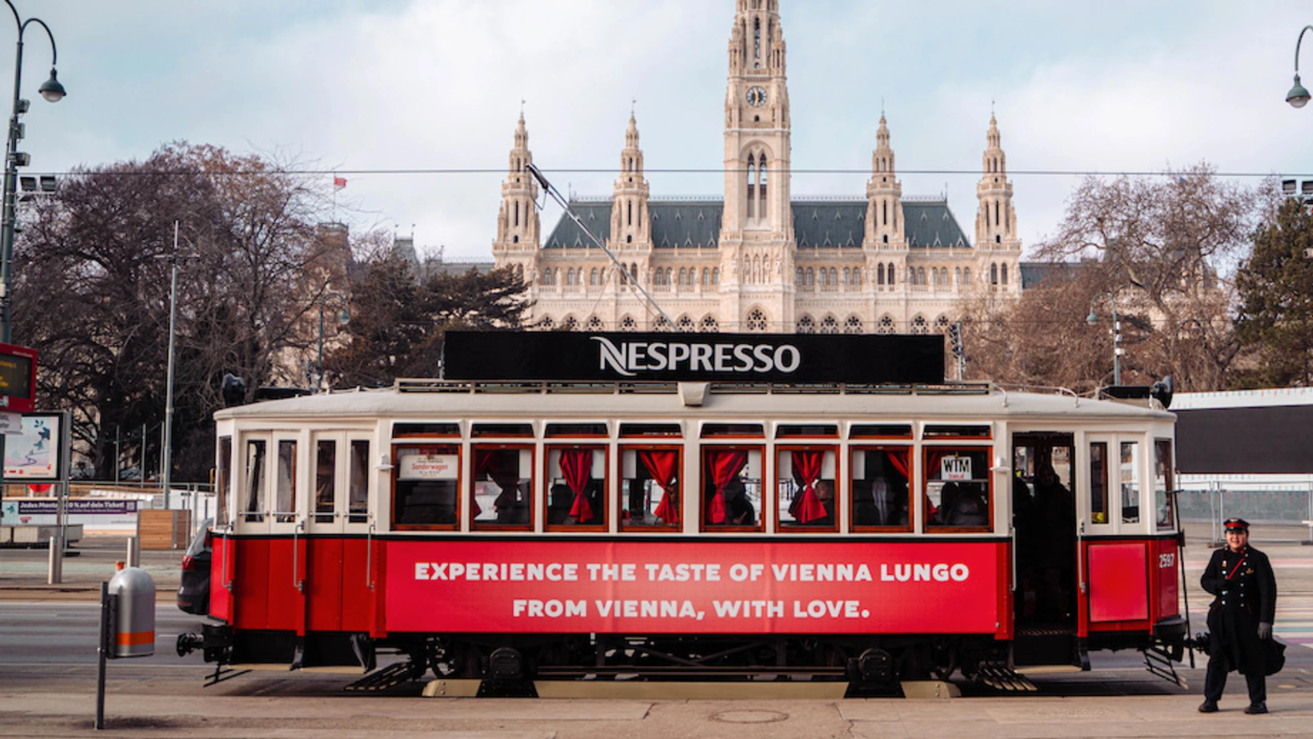 From Vienna, with Love. Nespresso zelebriert Kaffeehauskultur mit einer Tram am Ring