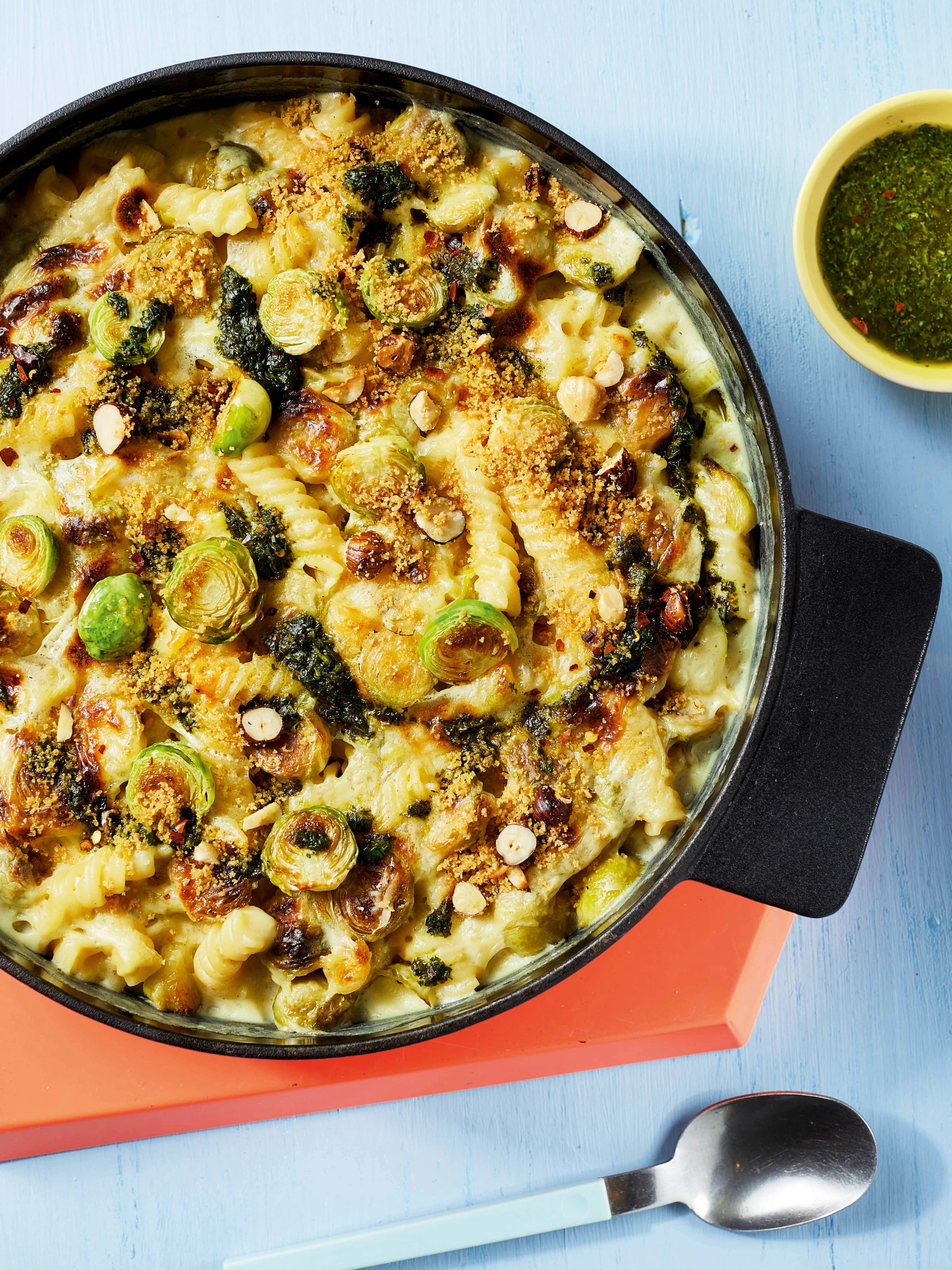Cremige Ofen-Pasta mit Kohlsprossen, Haselnuss-Crunch und Petersilöl