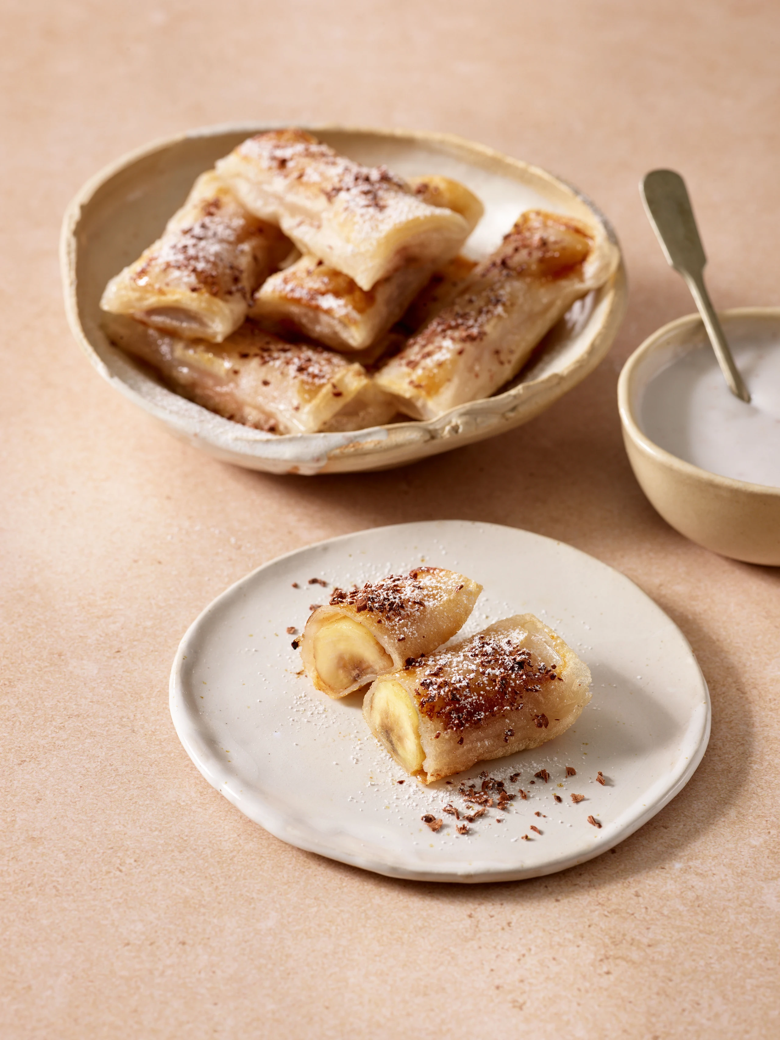 Bananen-Reispapierrollen mit Kokossauce