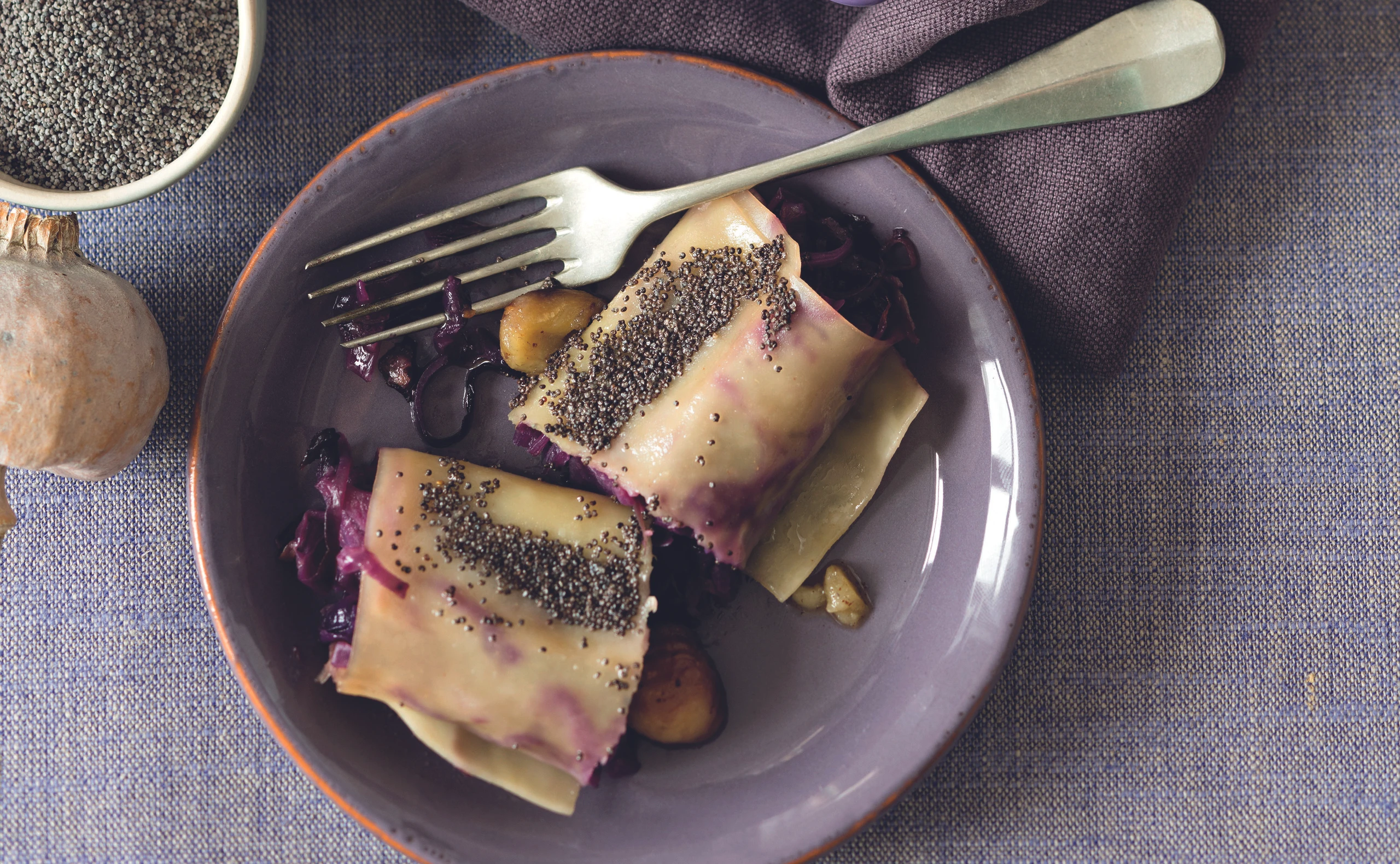 Rotkraut-Cannelloni mit Mohnbutter