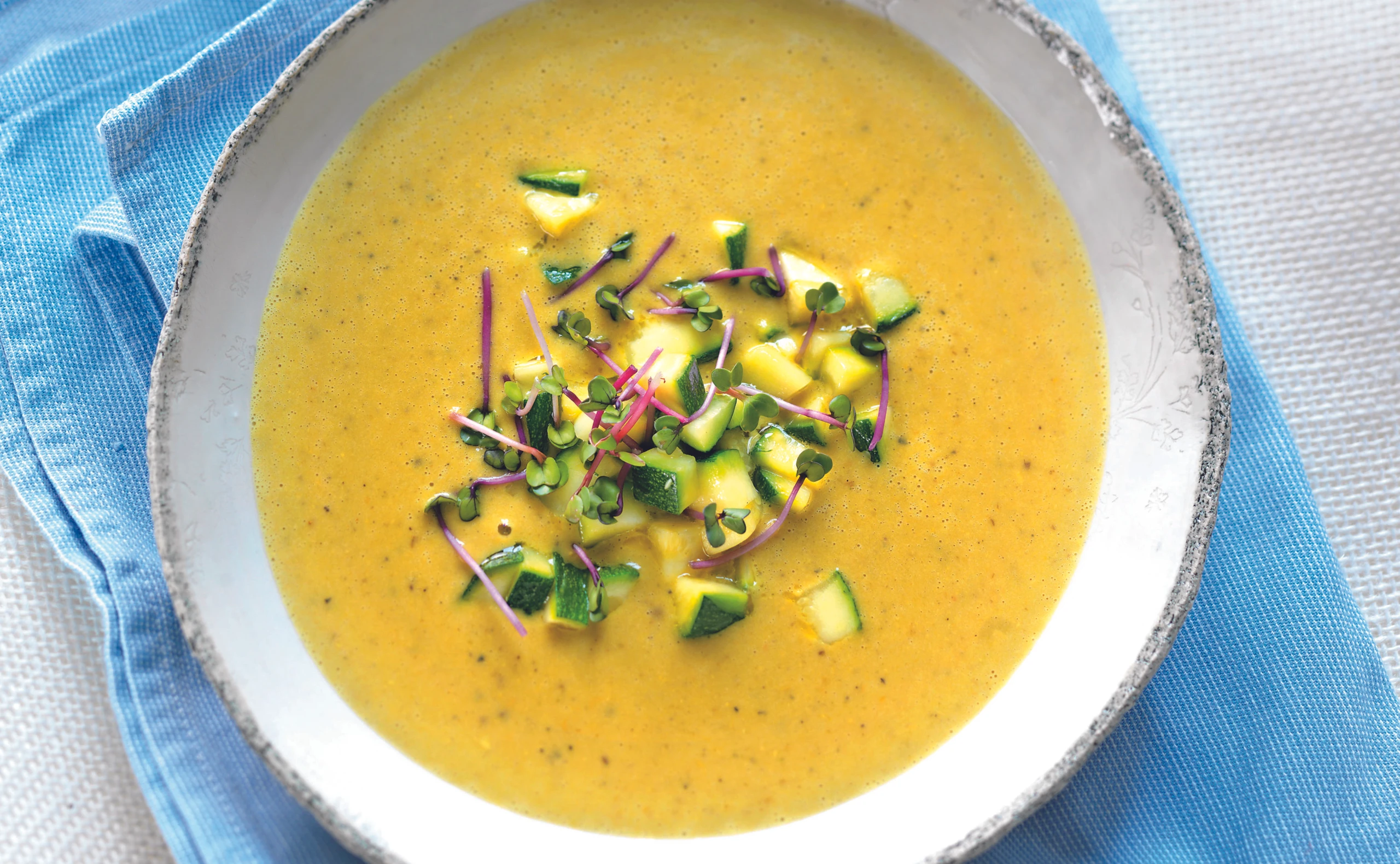 Vegane Linsensuppe mit Zucchini und Sprossen