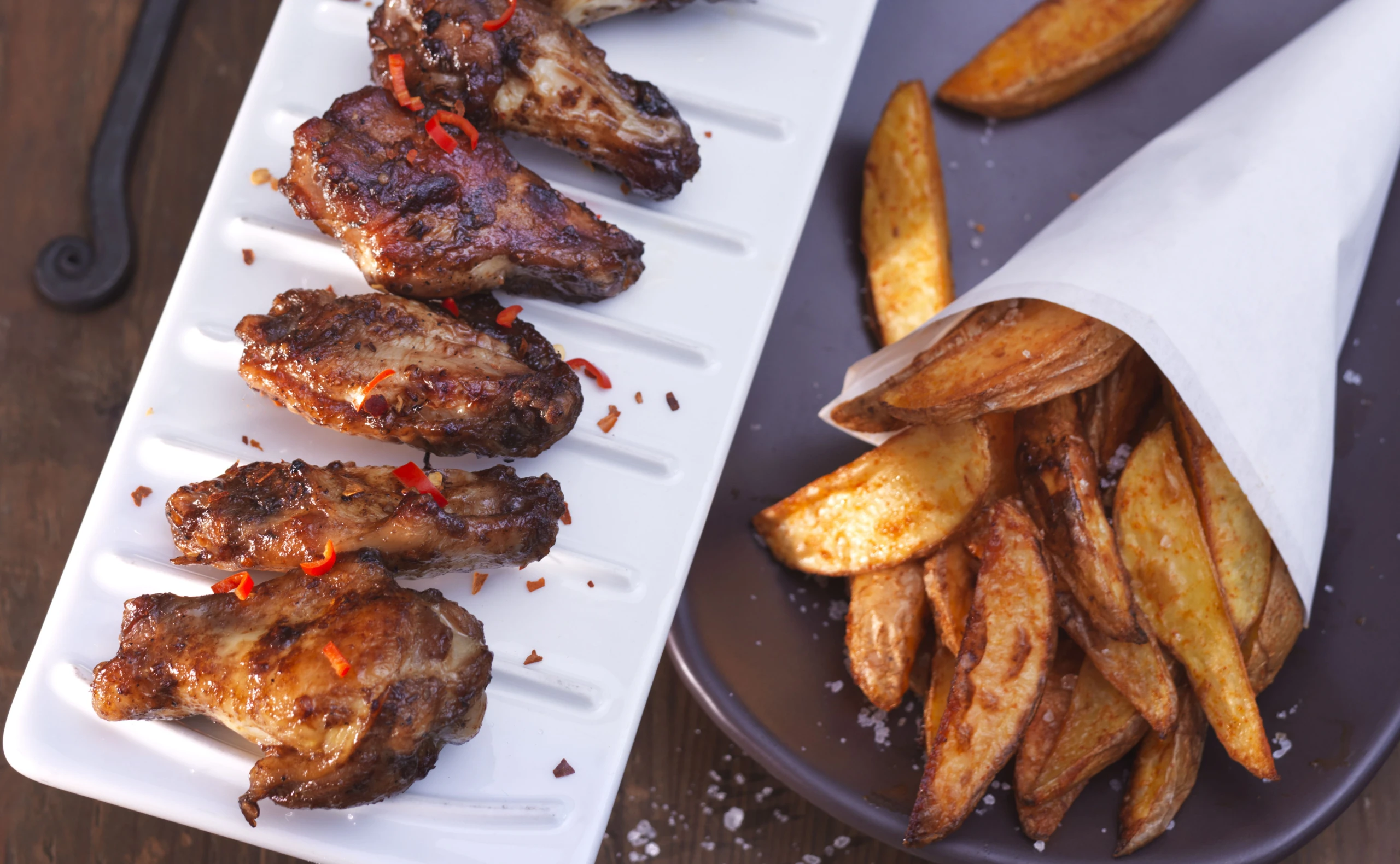 Hot Cajun Chicken Wings mit Wedges und Dip