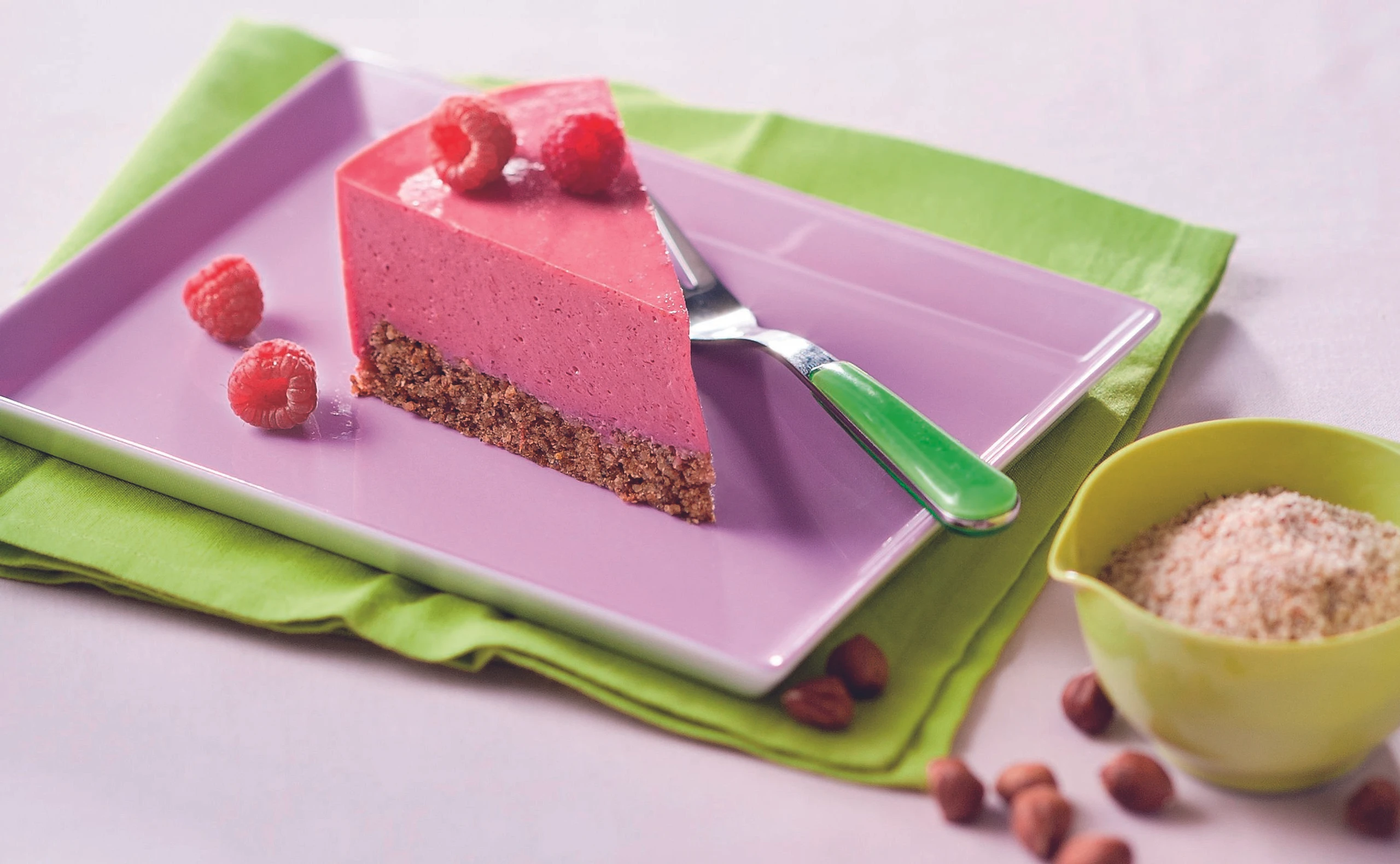 Haselnuss-Torte mit Himbeer-Joghurt-Creme