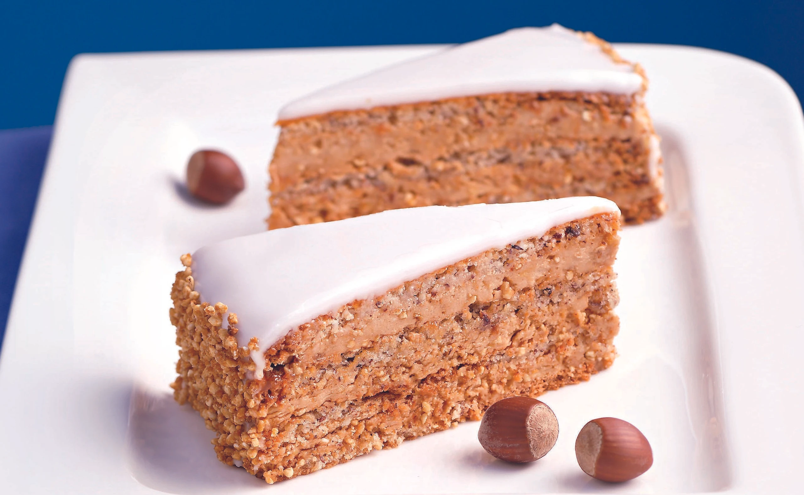 Nougat-Schichttorte mit Zuckerglasur