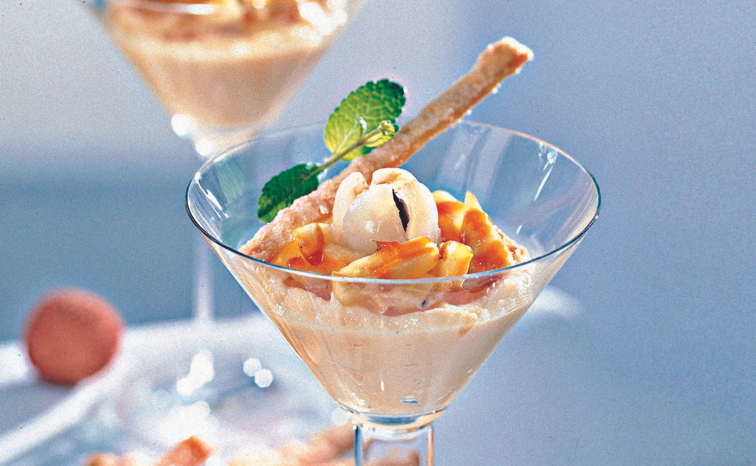 Kokos-Vanillecreme mit Ananas und Zuckerstangerln