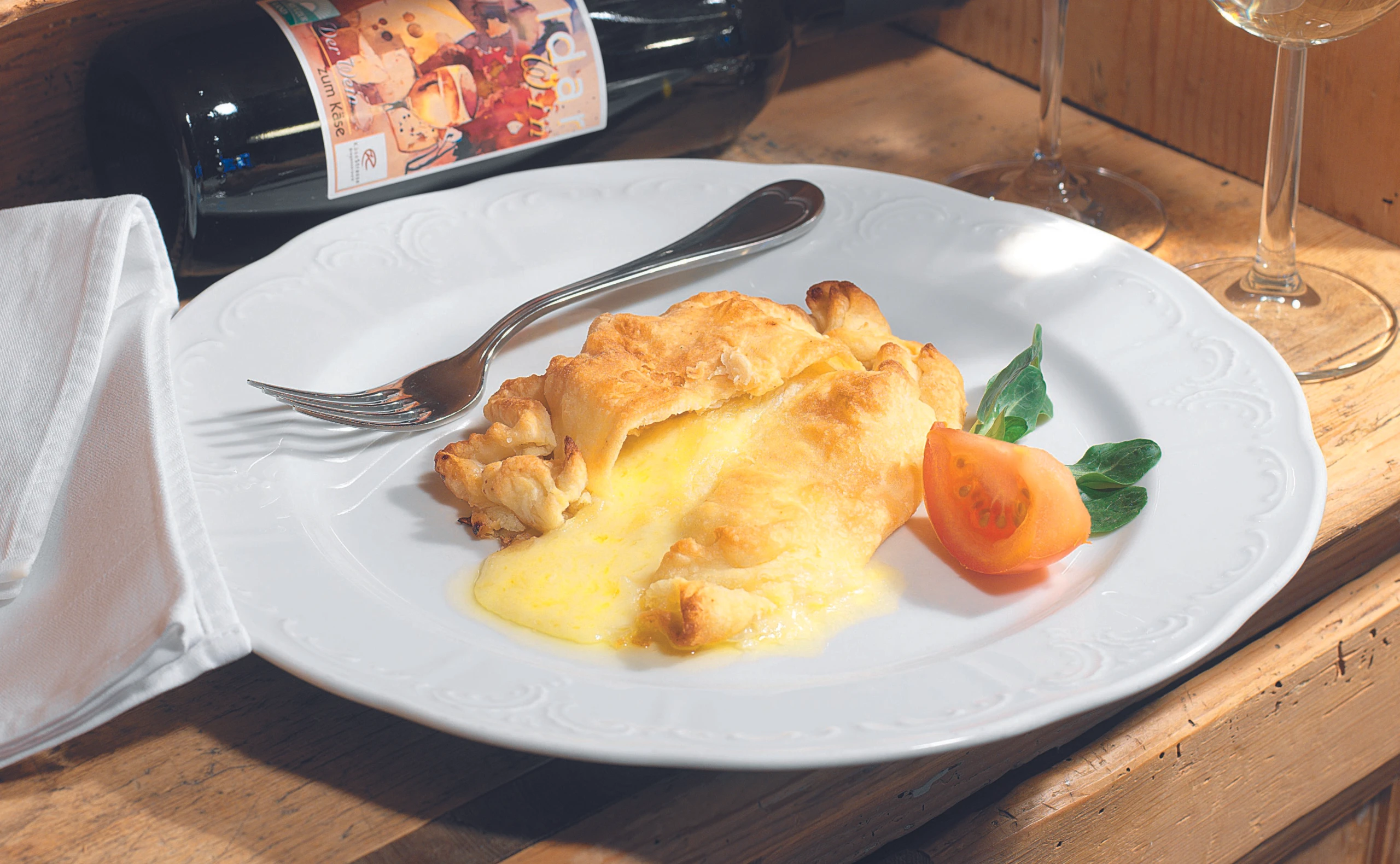 Gebackener Bergkäse mit Weißkraut im Blätterteig