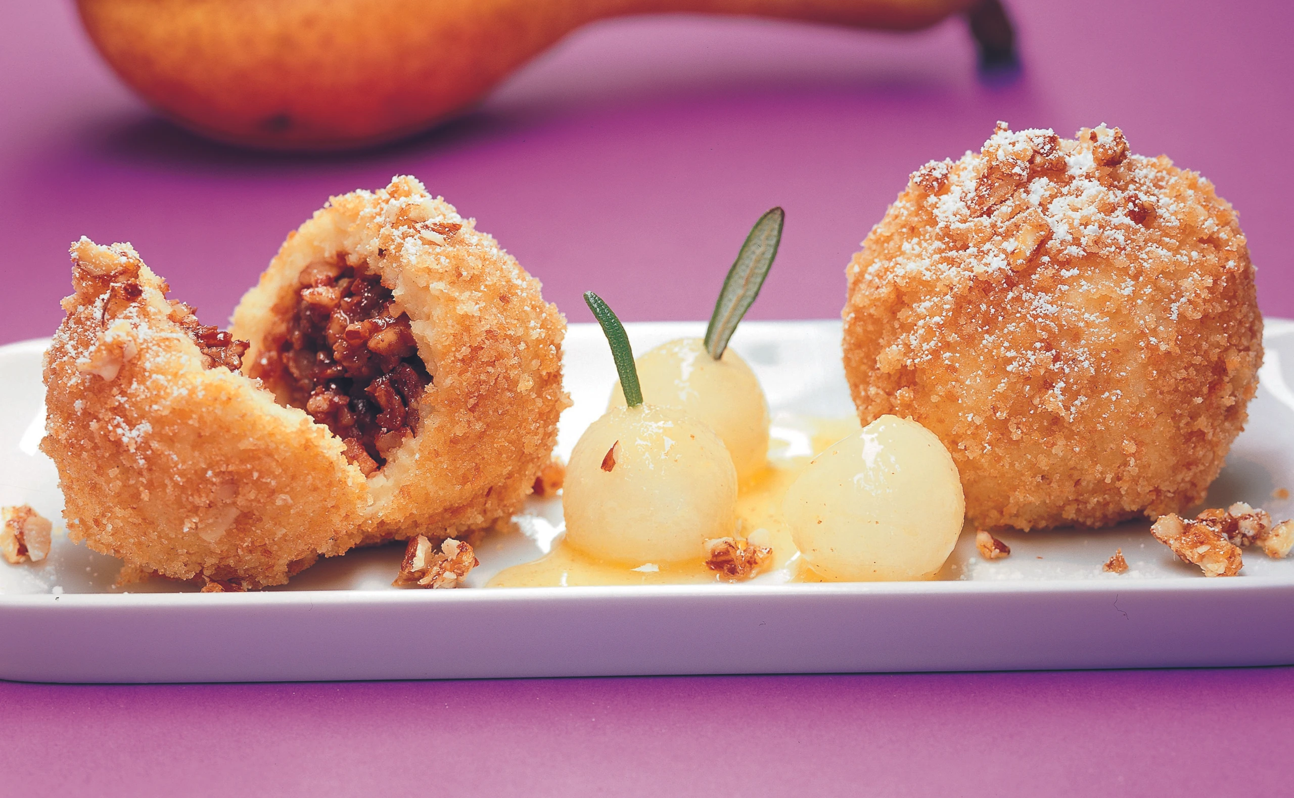 Walnuss-Krokant-Knödel mit Honigbirne