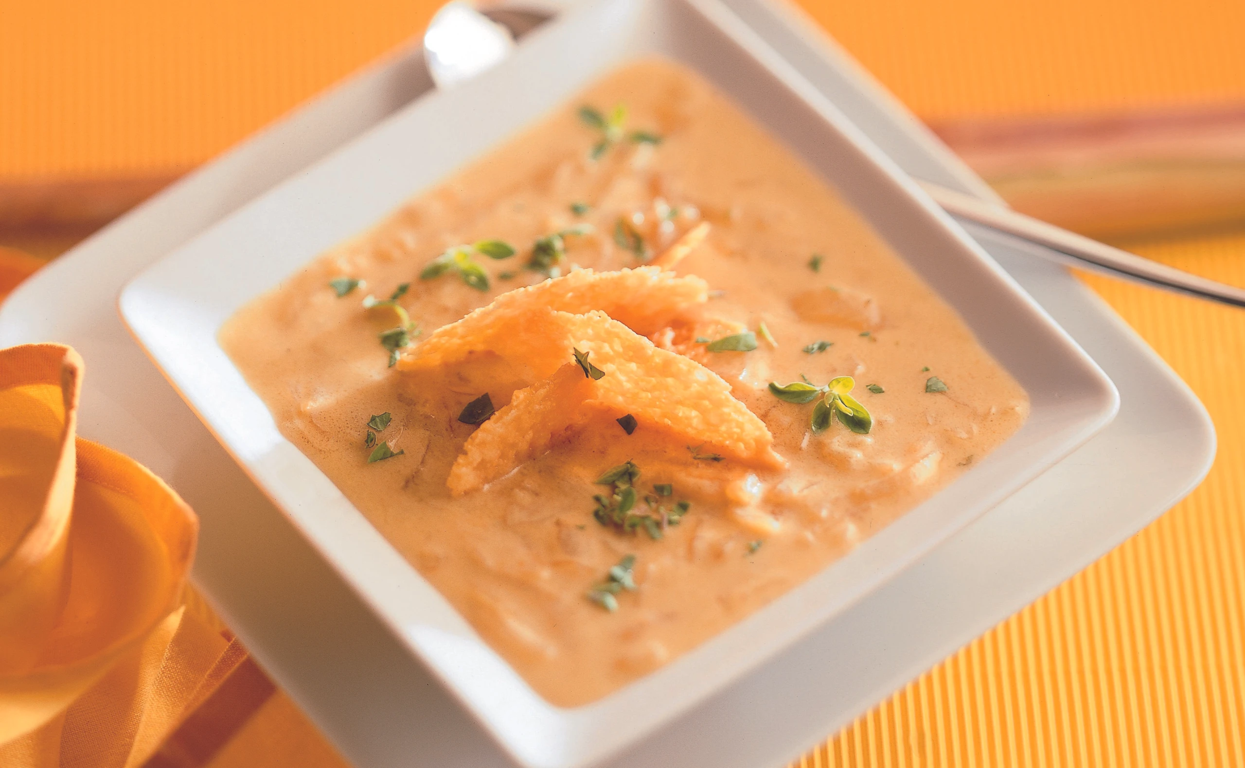Zwiebelsuppe mit Knusper-Parmesan