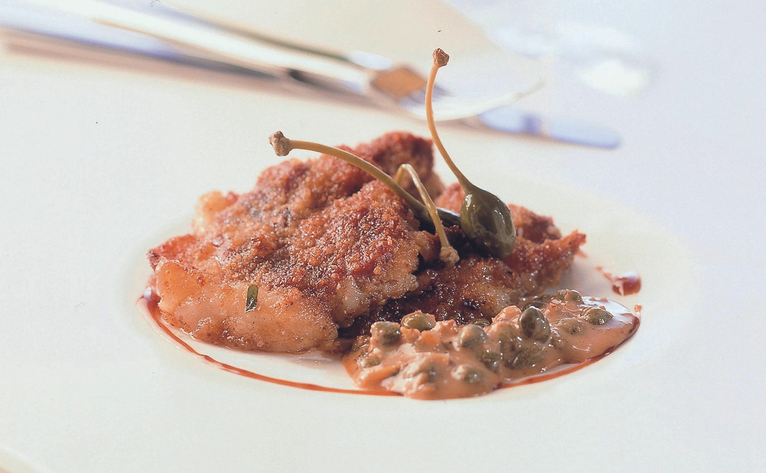 Gebratene Kalbsnierenscheiben mit Kapernsenfsauce