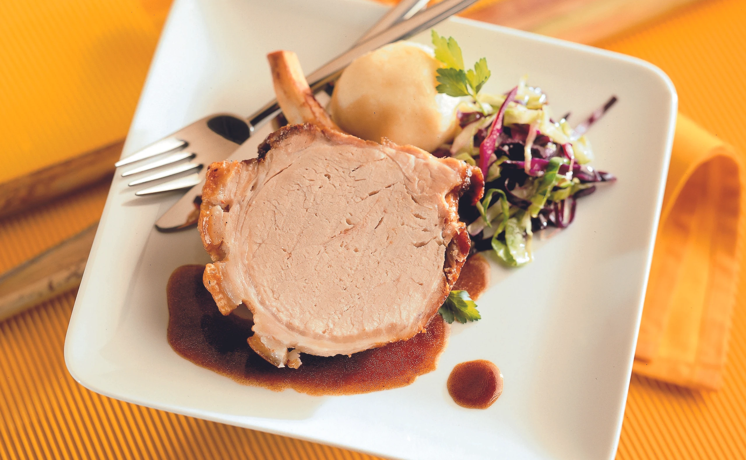 Jung-Schweinsbraten mit Biersauce, Grammelknödel und Krautstreifen