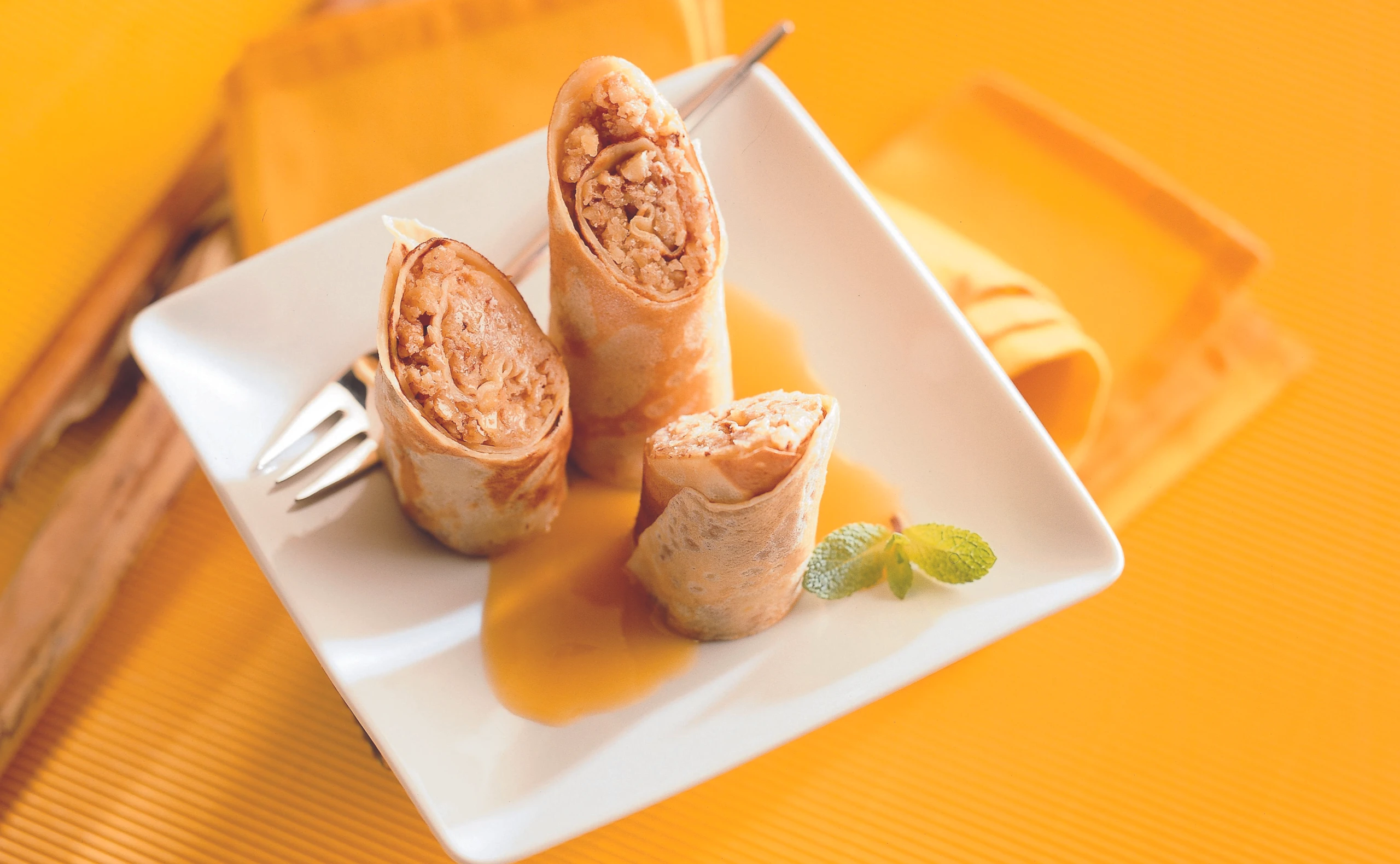 Palatschinken-Nussröllchen mit Orangensauce