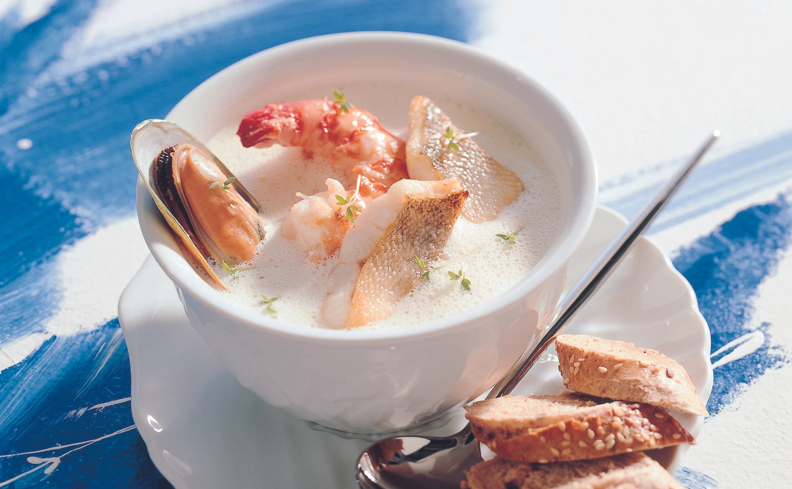 Fischsuppe mit Garnelen und Muscheln