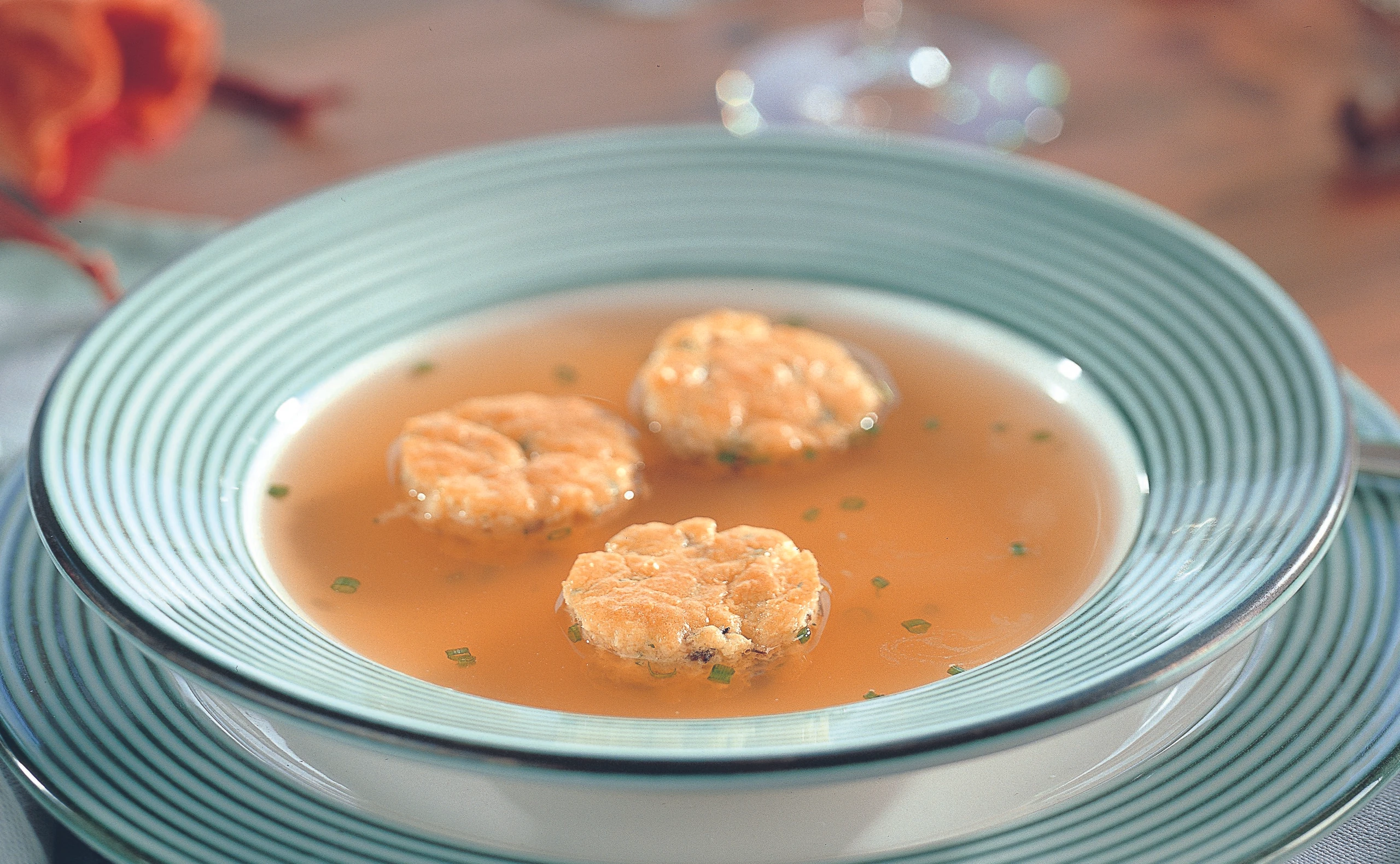 Klare Gemüsesuppe mit Schwammerl-Schöberln