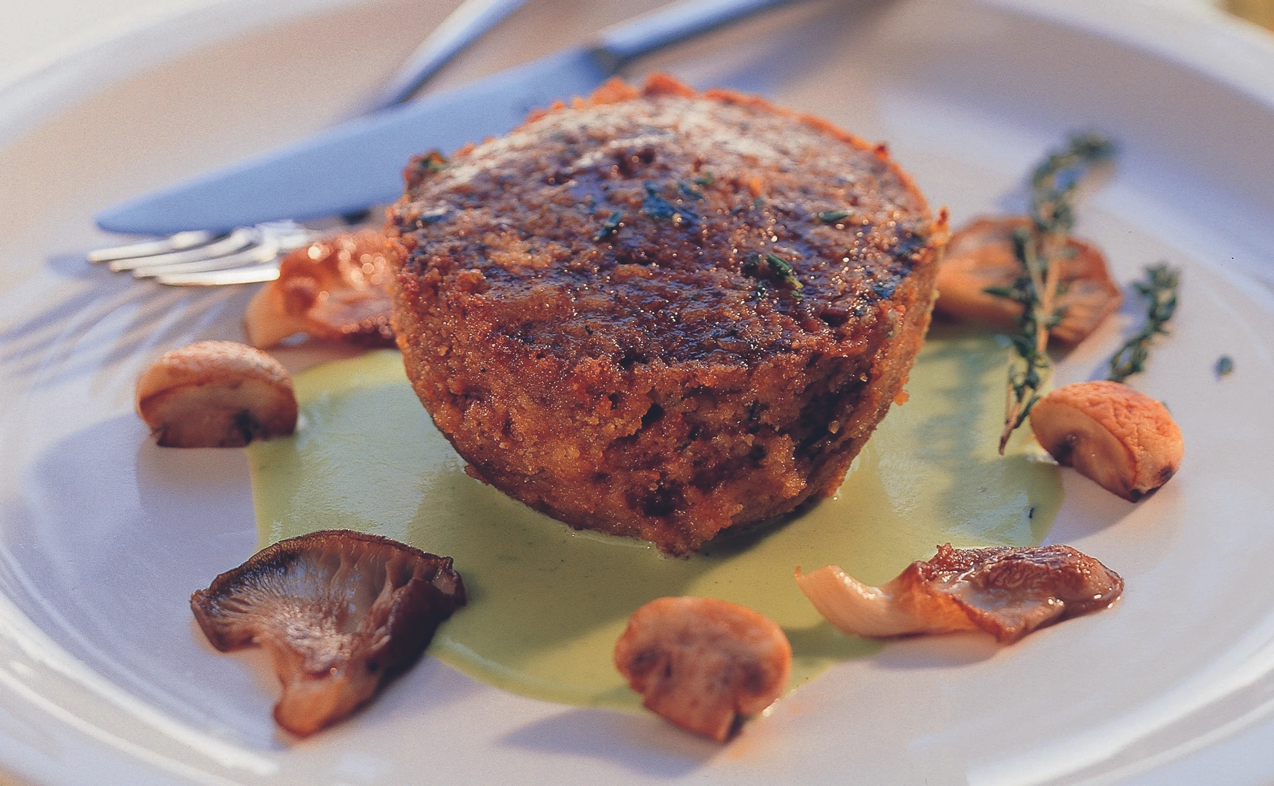 Rehauflauf mit Schwammerln und Petersilsauce