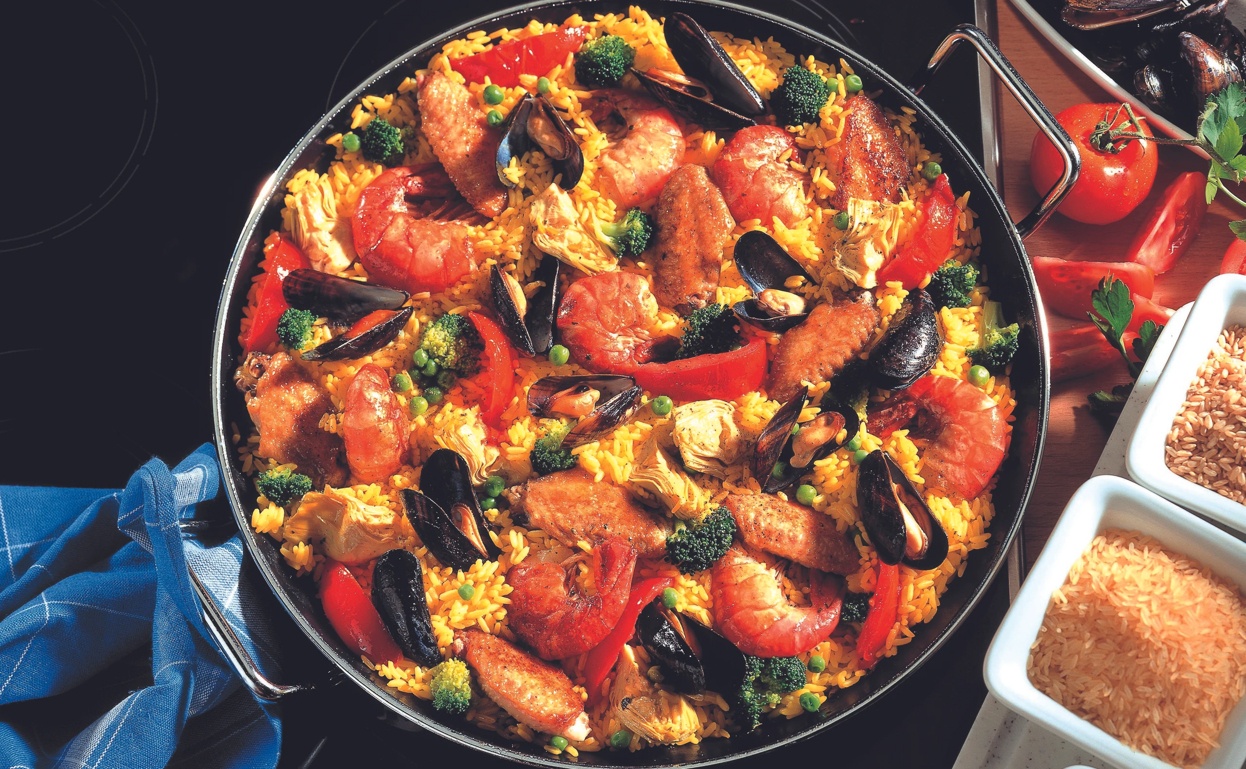 Paella mit Artischocken, Huhn und Miesmuscheln