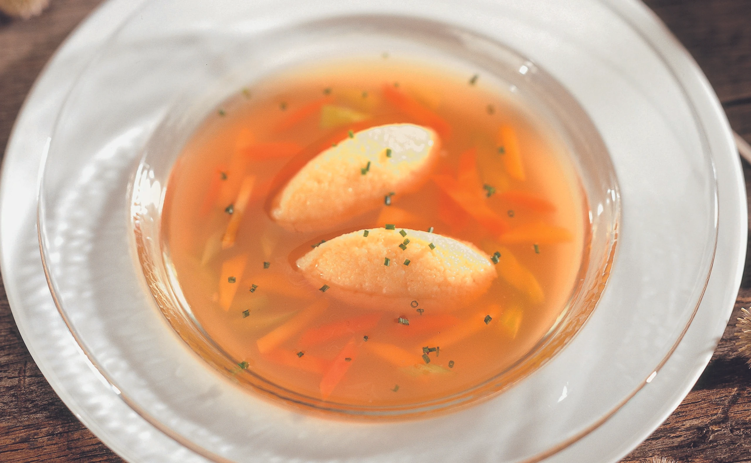 Grießnockerlsuppe mit Gemüsestreifen