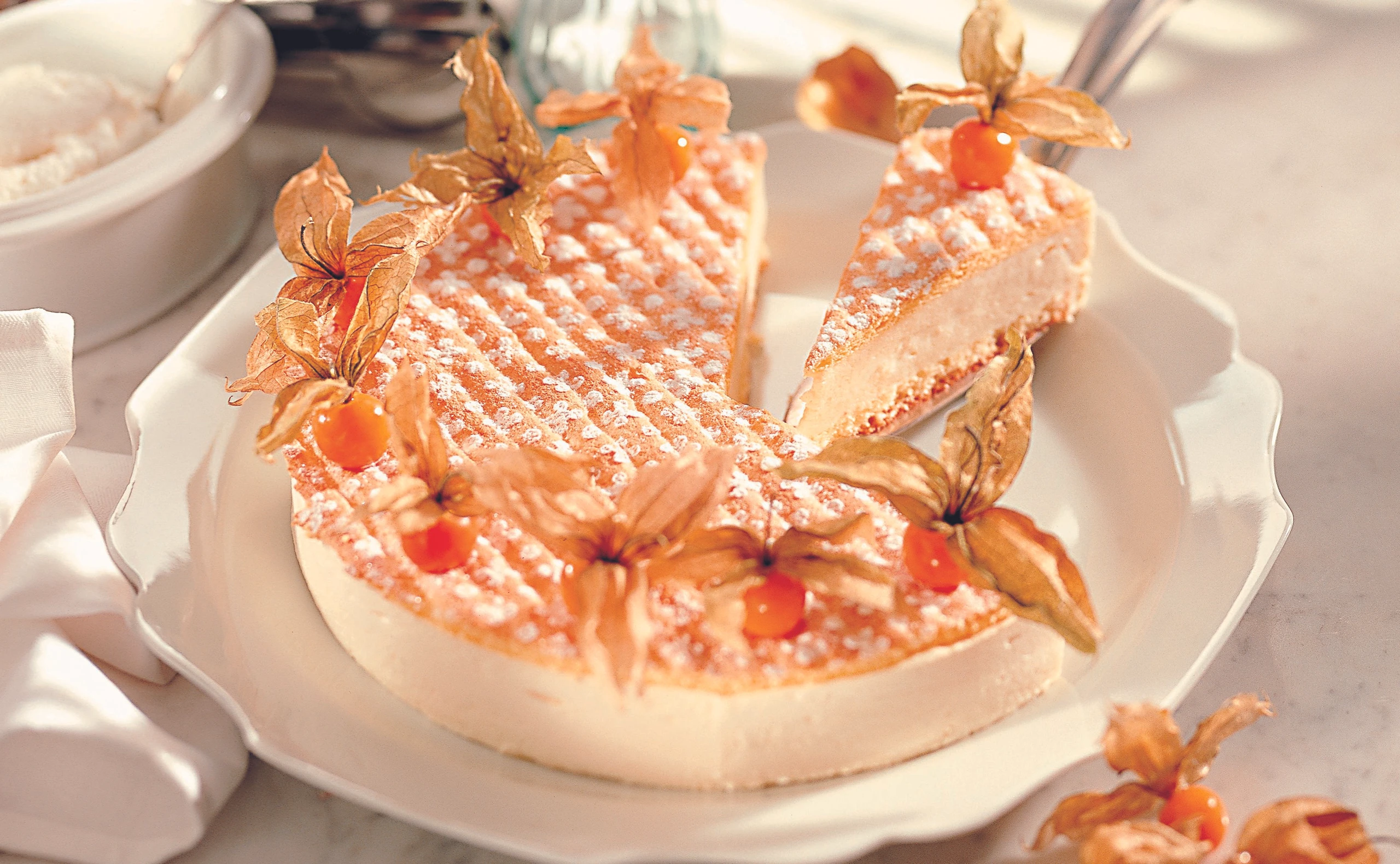 Topfen-Oberstorte mit Erdkirschen