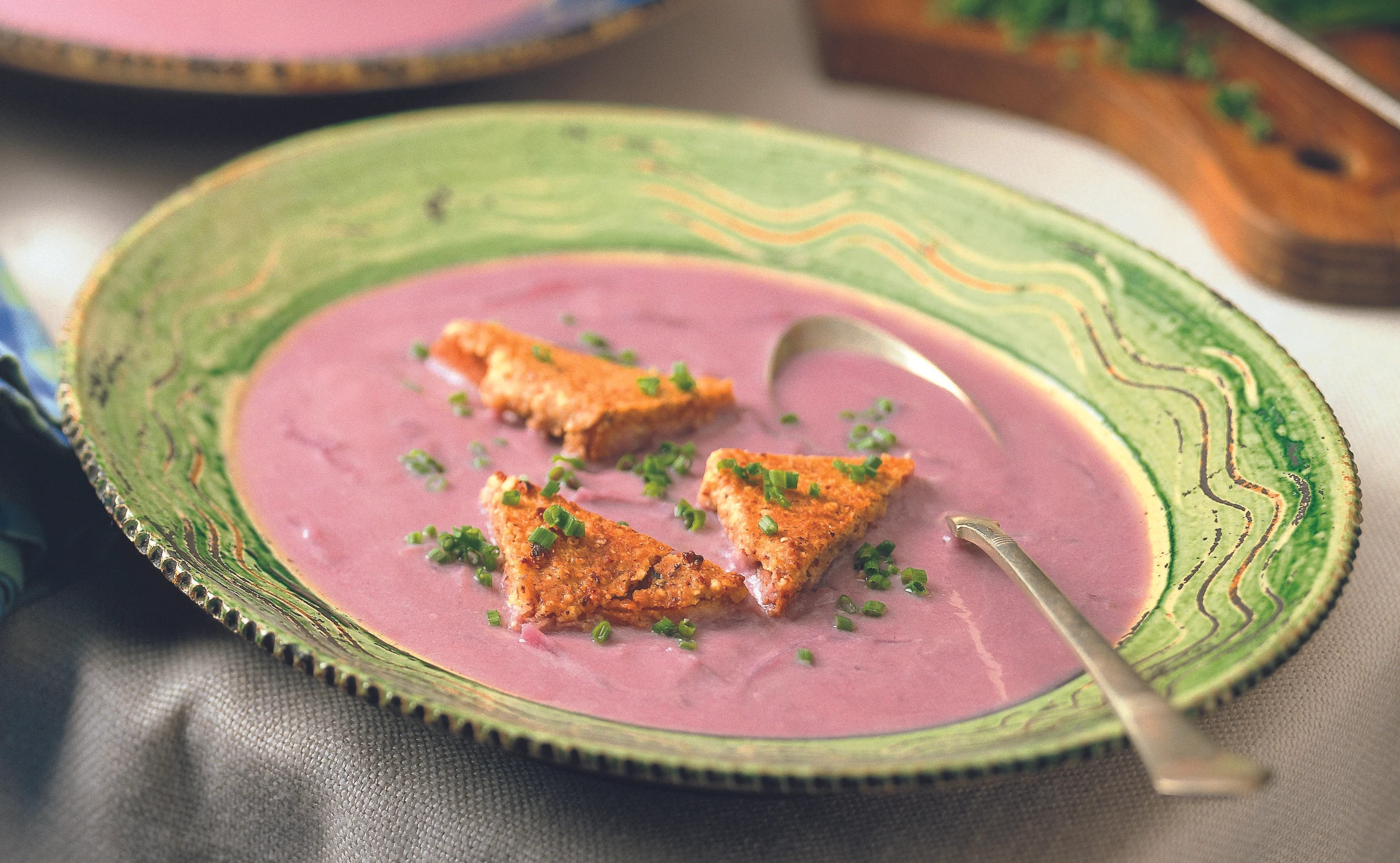 Rotkrautsuppe mit Walnusstoasts