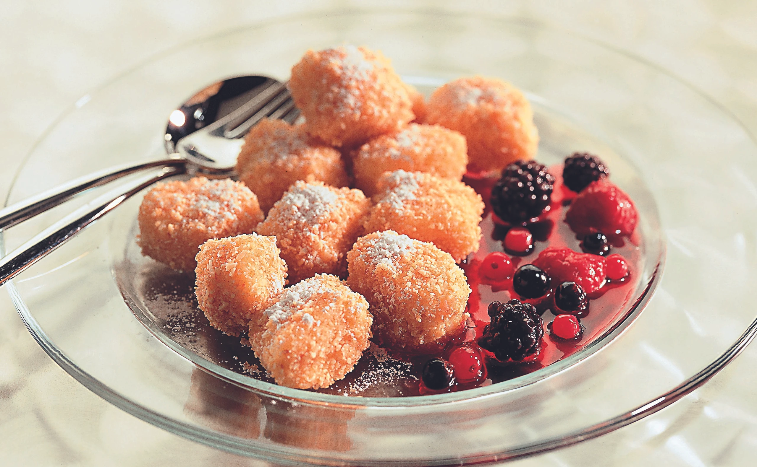 Mandelnockerl mit marinierten Beeren