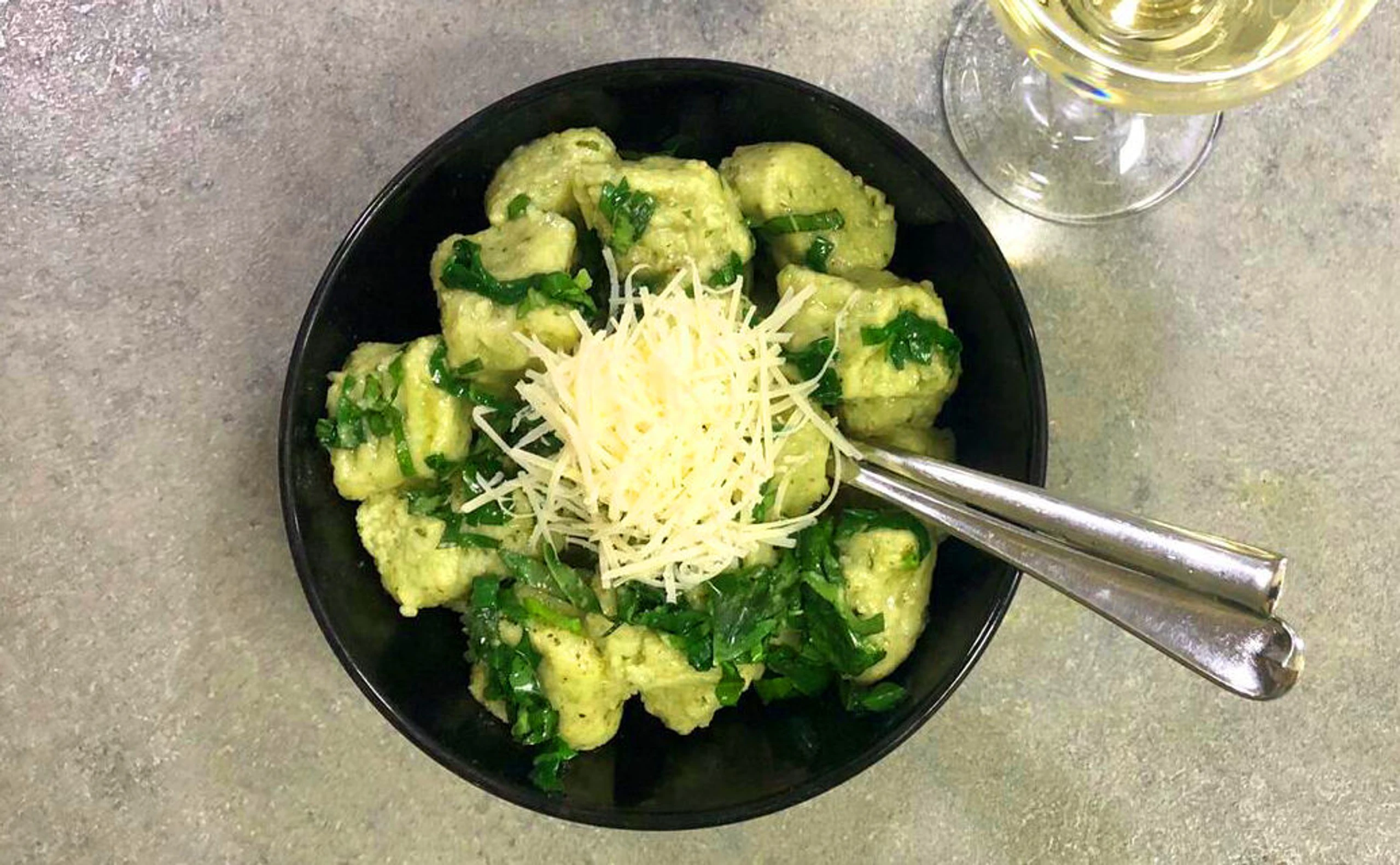 Grüne Bärlauchgnocchi mit Parmesan