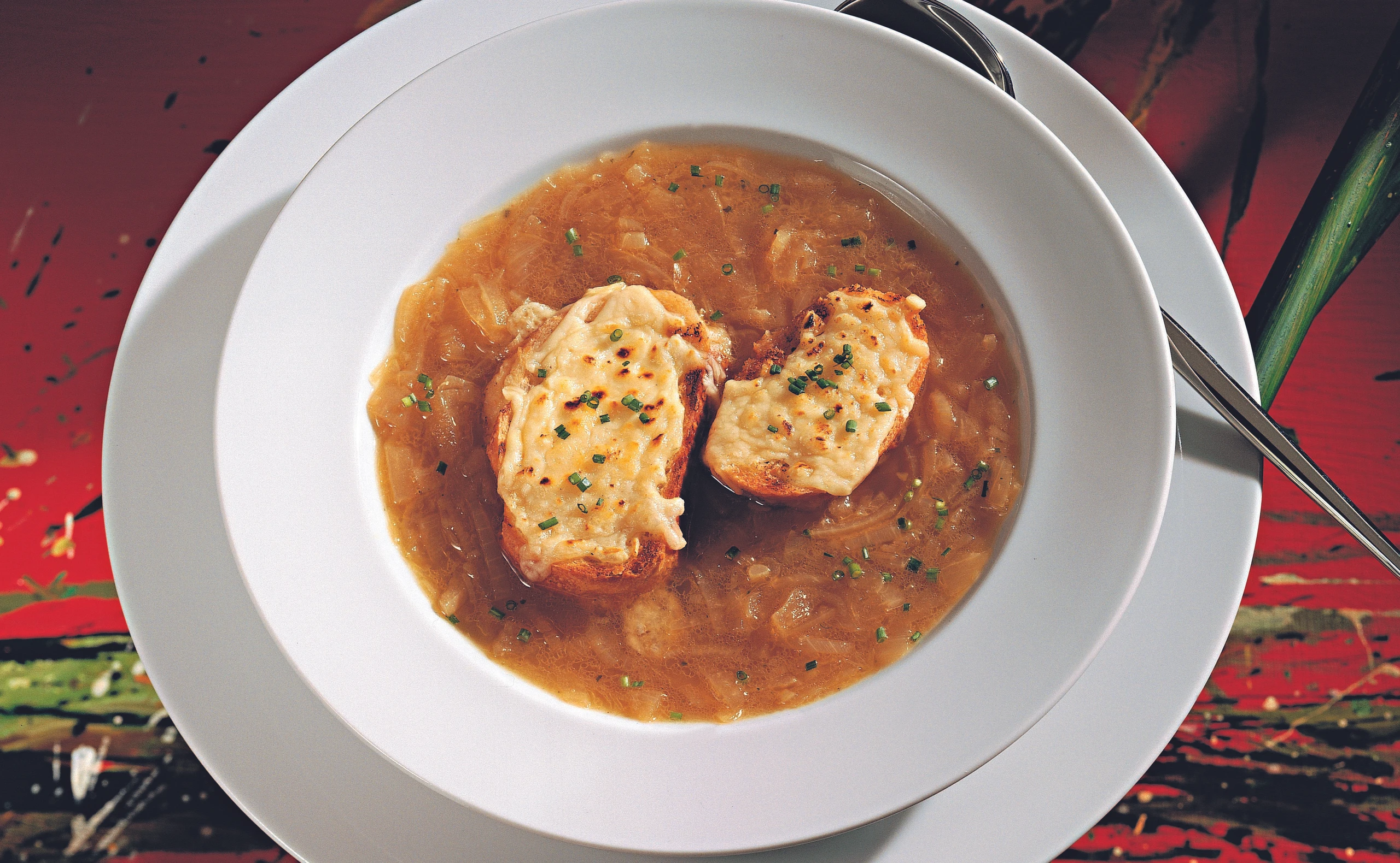 Zwiebelsuppe mit Käseschnitten