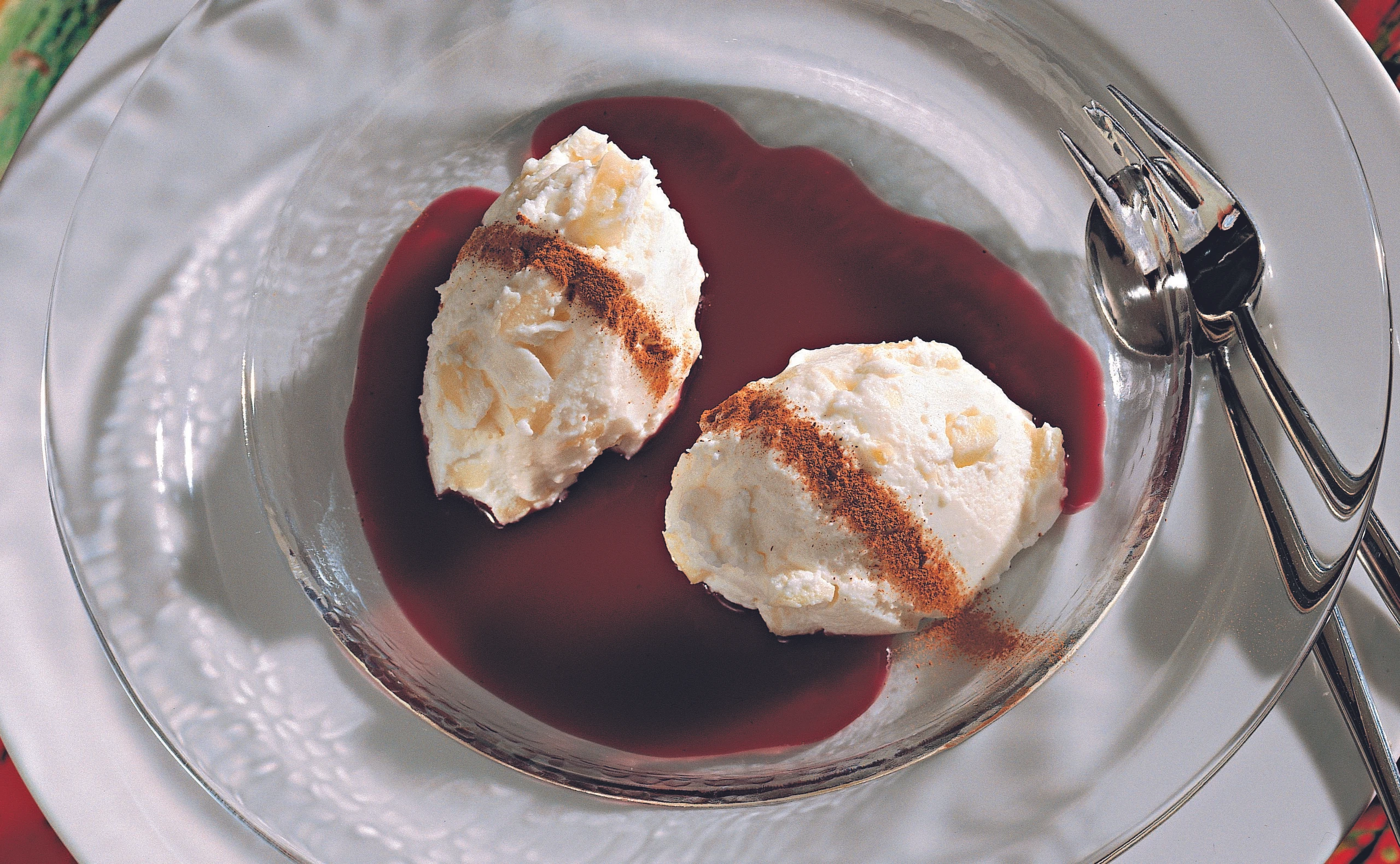 Apfel-Joghurt-Nockerl auf kalter Glühweinsauce