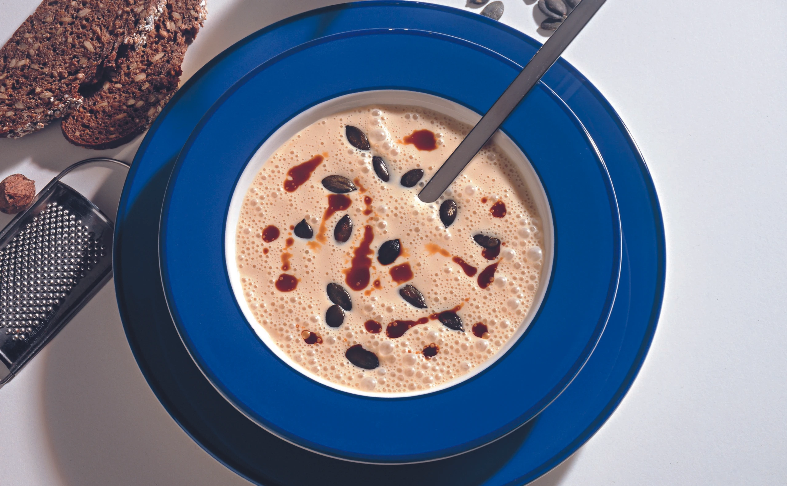 Grießsuppe mit Kürbiskernen