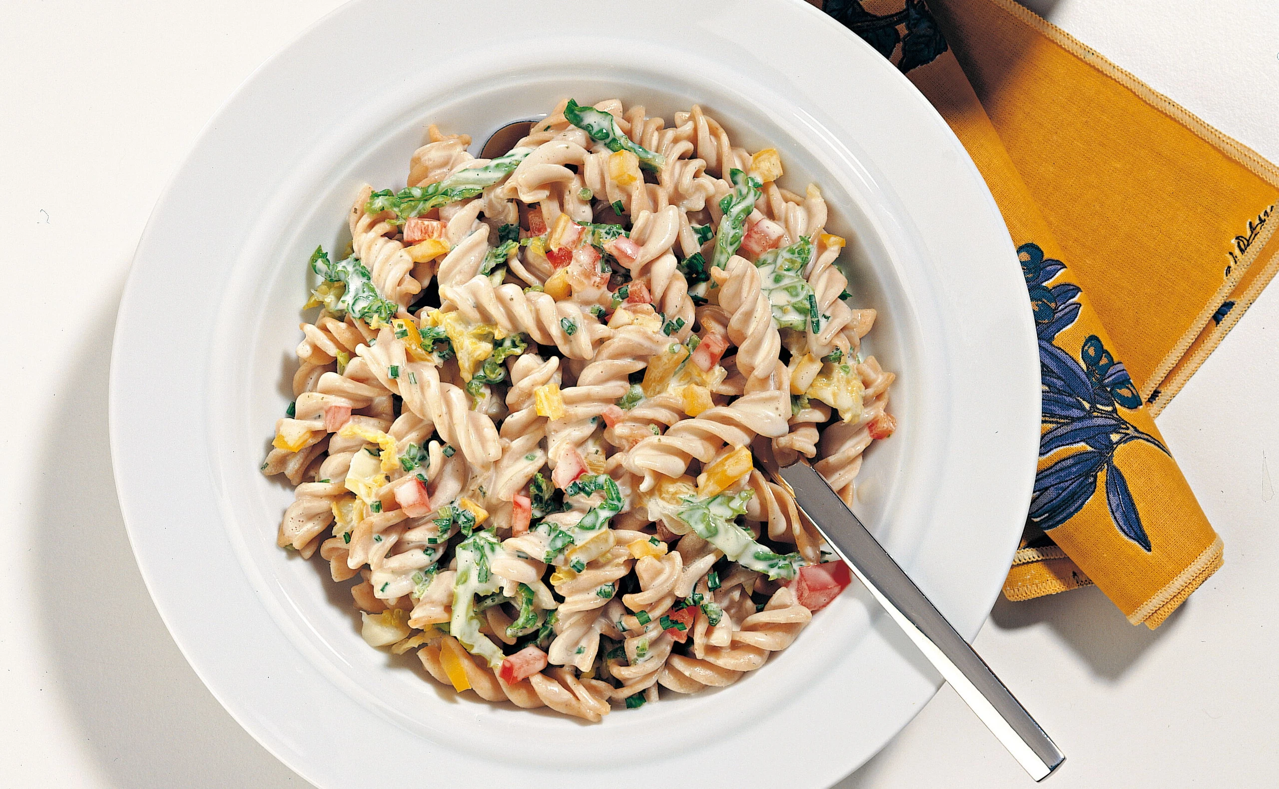 Vollkorn-Nudeln mit Paprika und Kohl