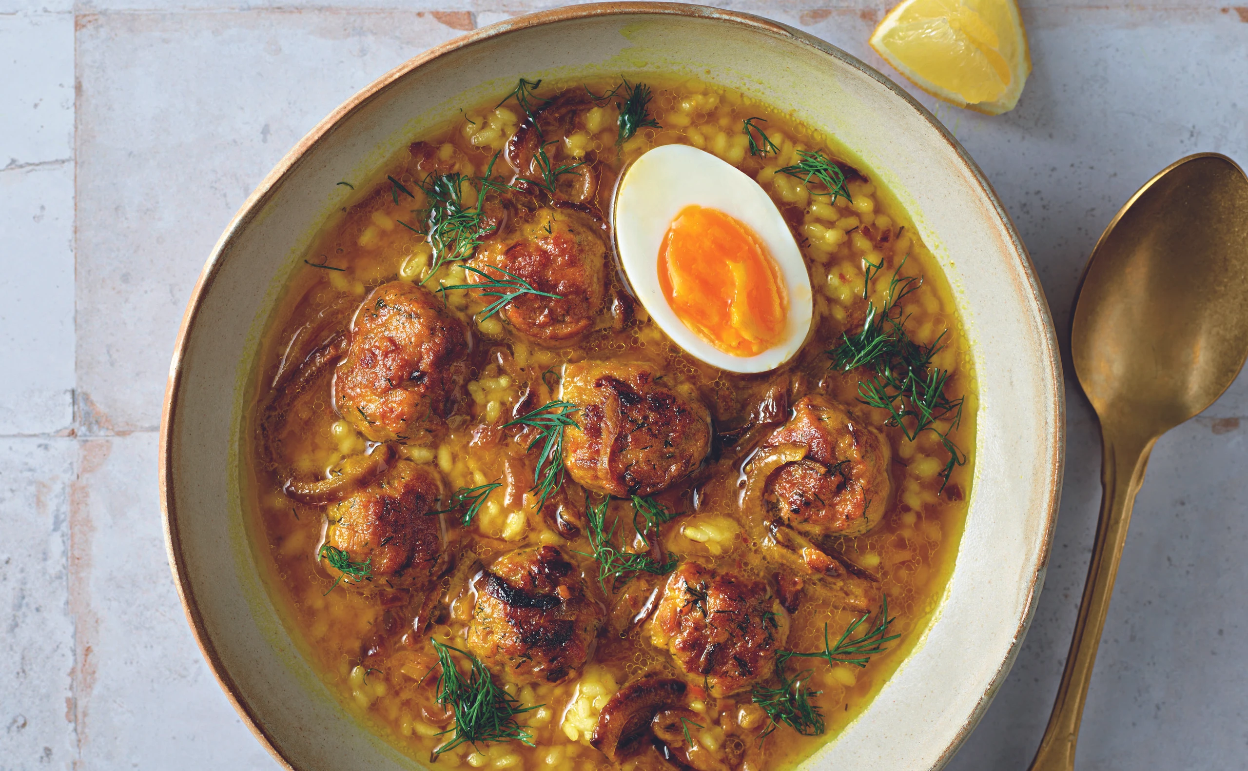 Dill-Hühnerbällchen in zitroniger Suppe