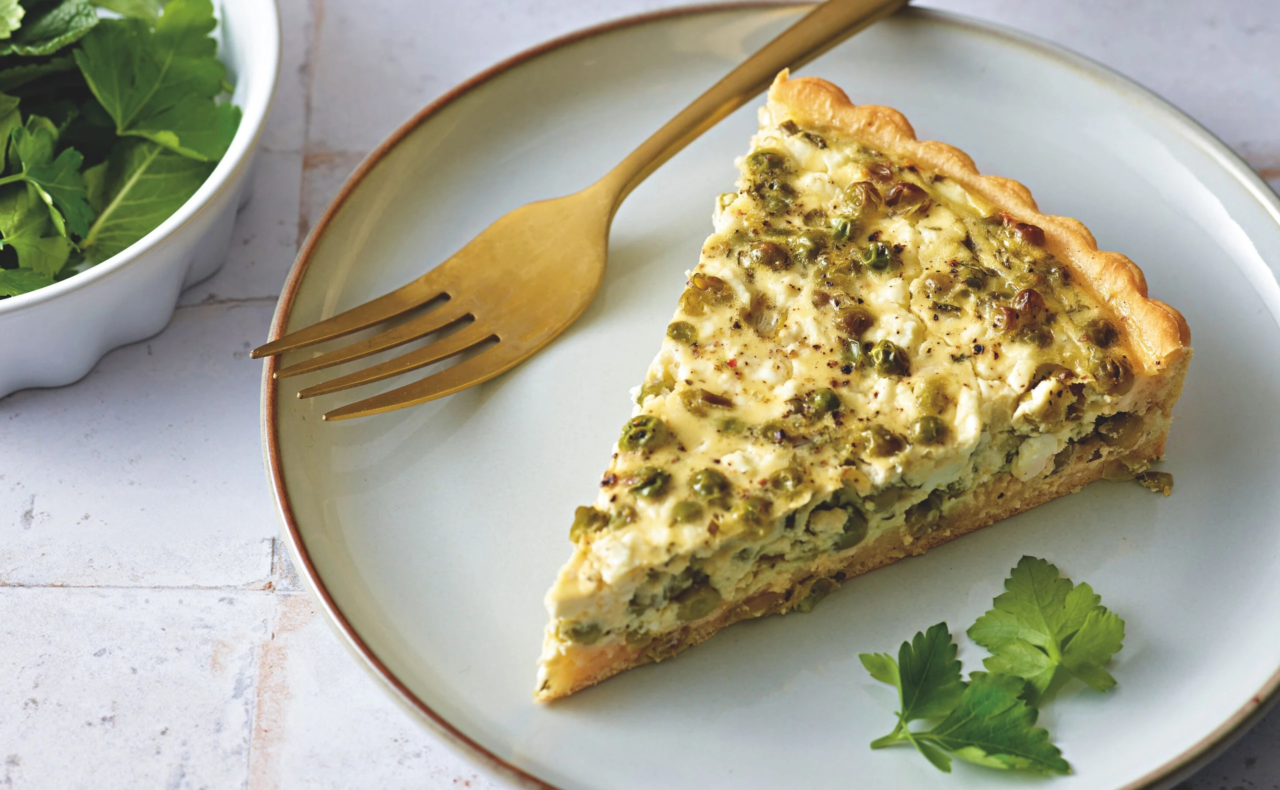 Germteig-Tarte mit Kräutern, Erbsen und Feta