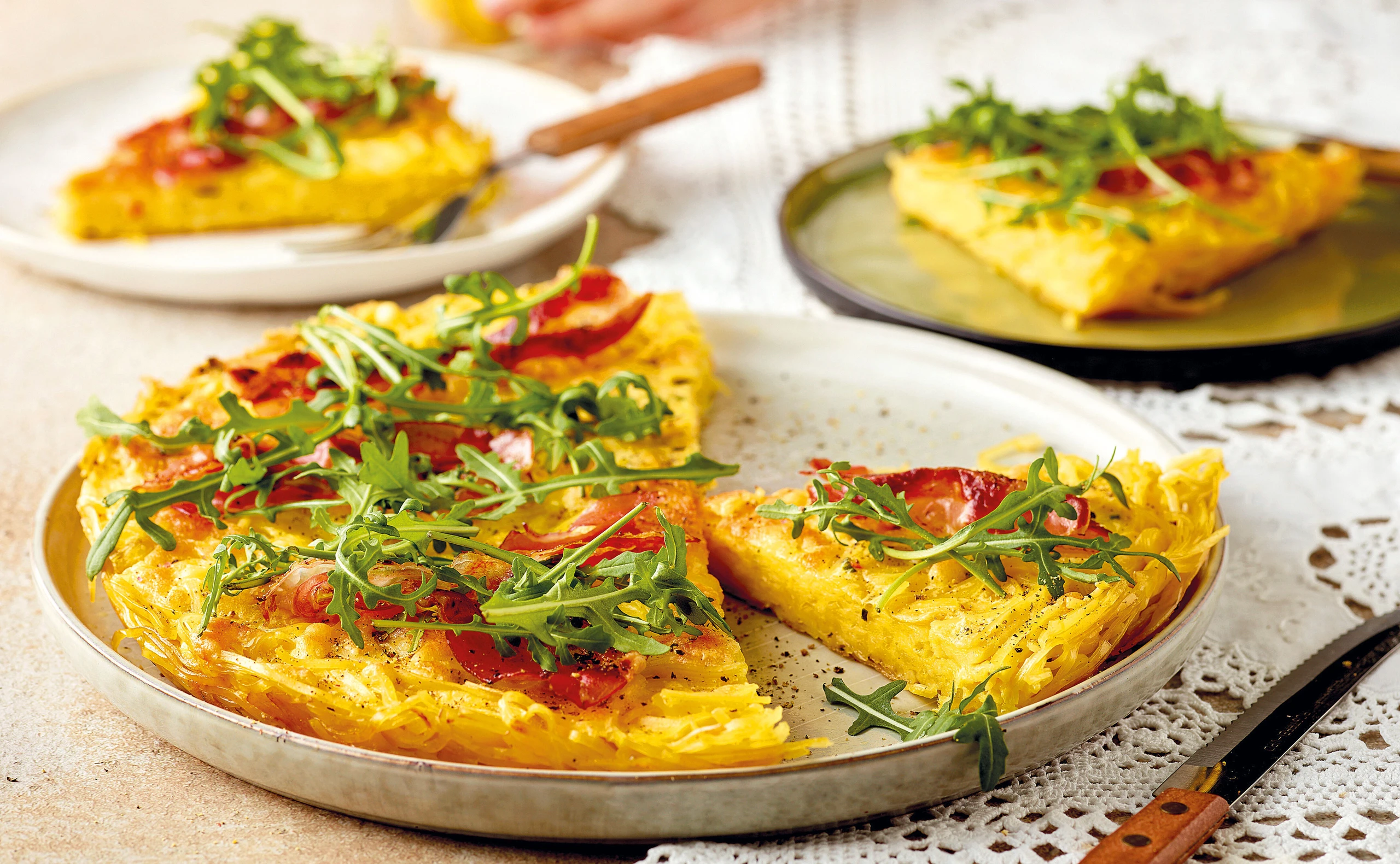 Nudelrösti mit Käse, Speck und Rucola