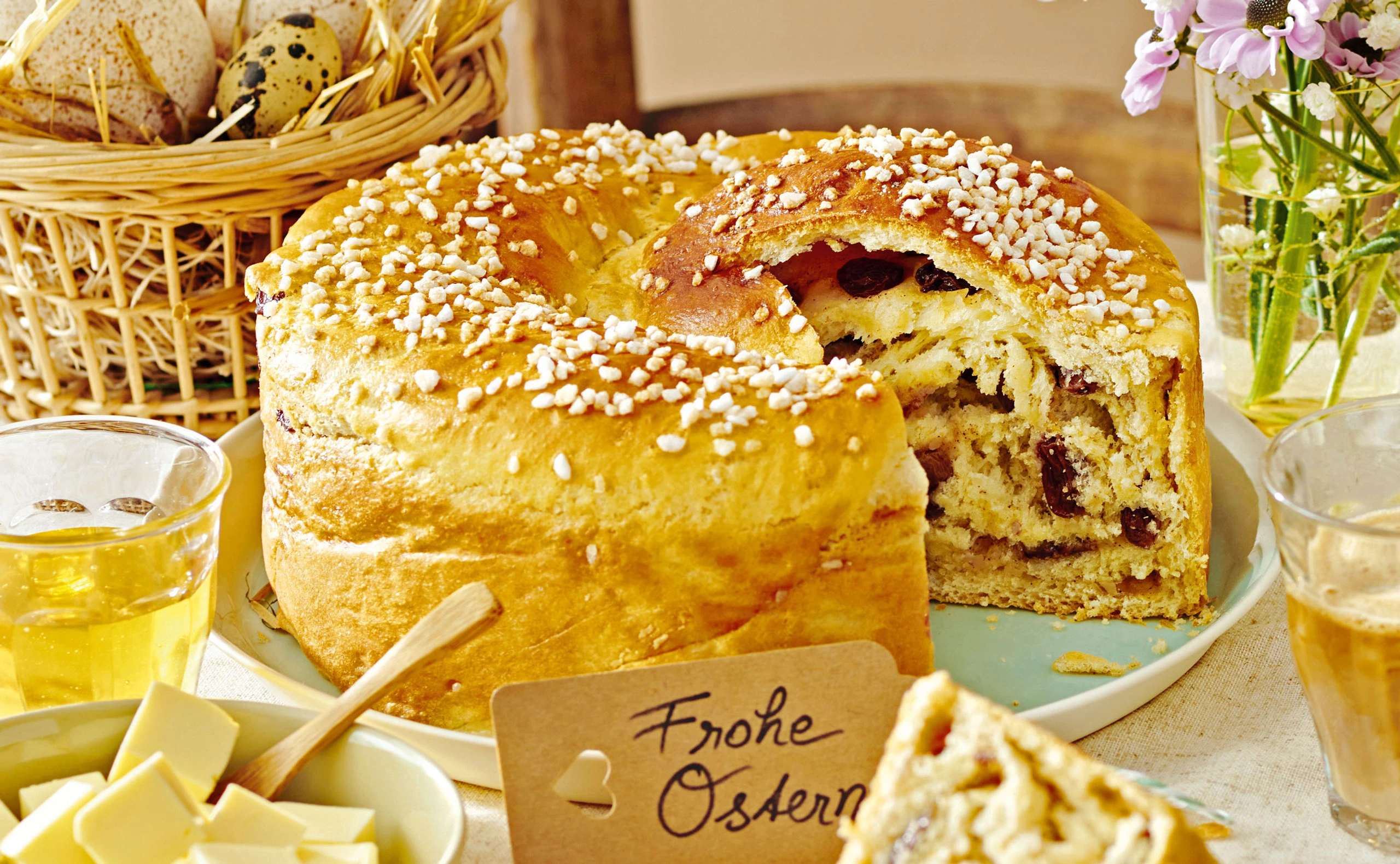 Süße Osterschnecke mit Nüssen