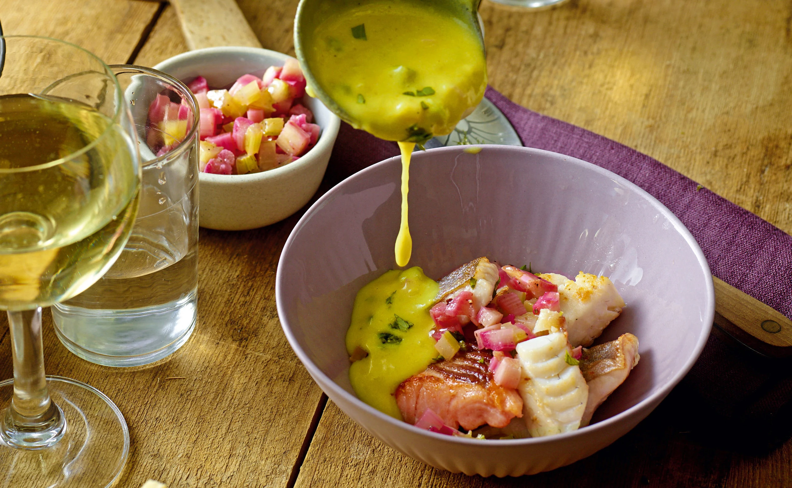 Rhabarber-Curry-Fischsuppe mit Kokos und Koriander